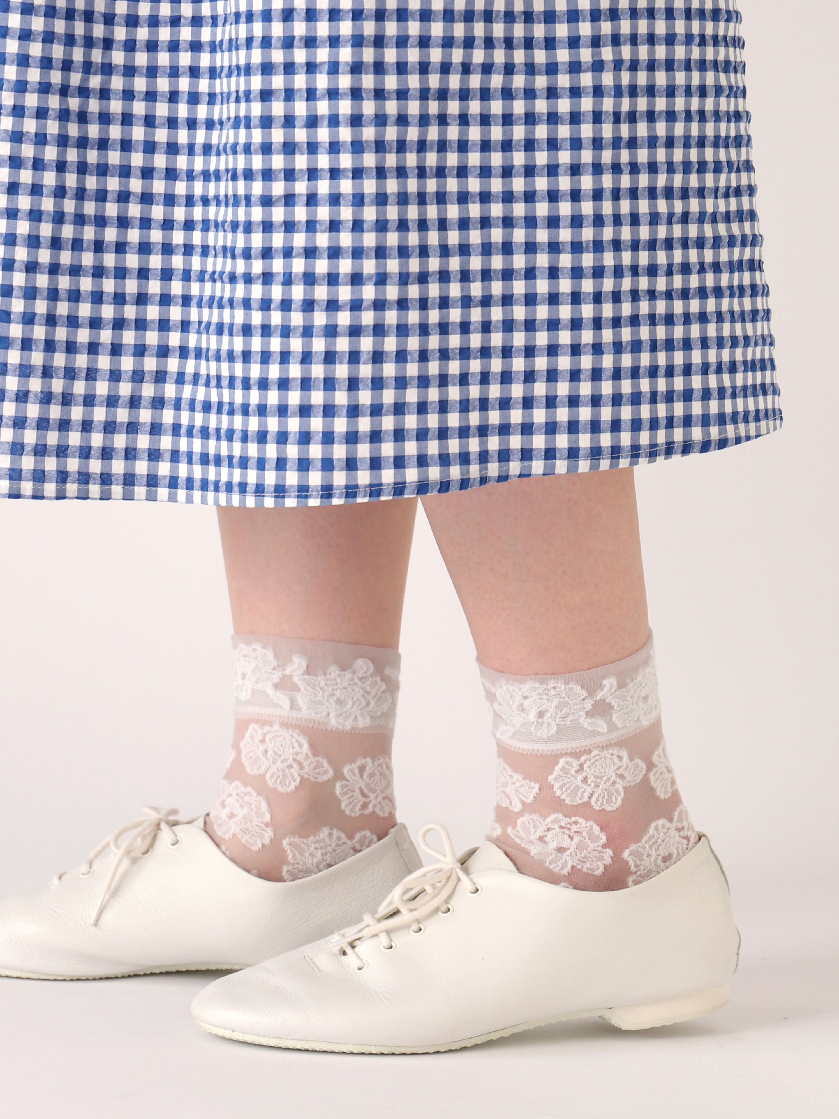Tabio Tulle Peony Low Crew Socks showing delicate peony design, worn with white shoes, perfect for a stylish summer look.