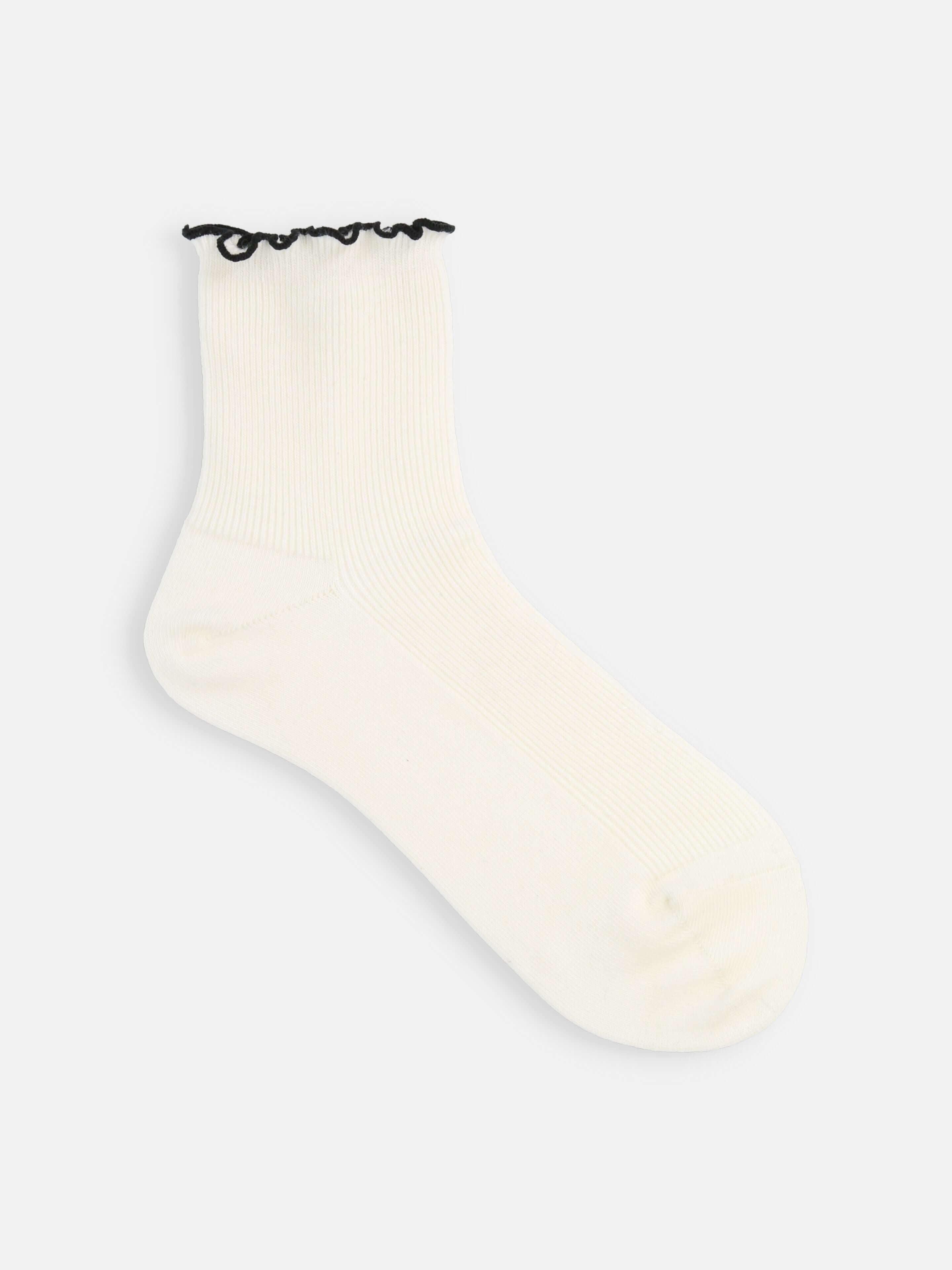 Tabio Top-merrow Fine Ribbed Low Crew Socks S in Black/Red, side view showing scalloped edges and ribbed texture.