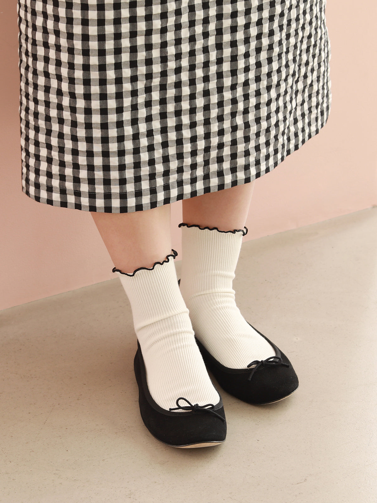 Tabio Top-merrow Fine Ribbed Low Crew Socks S styled with scalloped edges, bicolor design, and paired with black ballet.