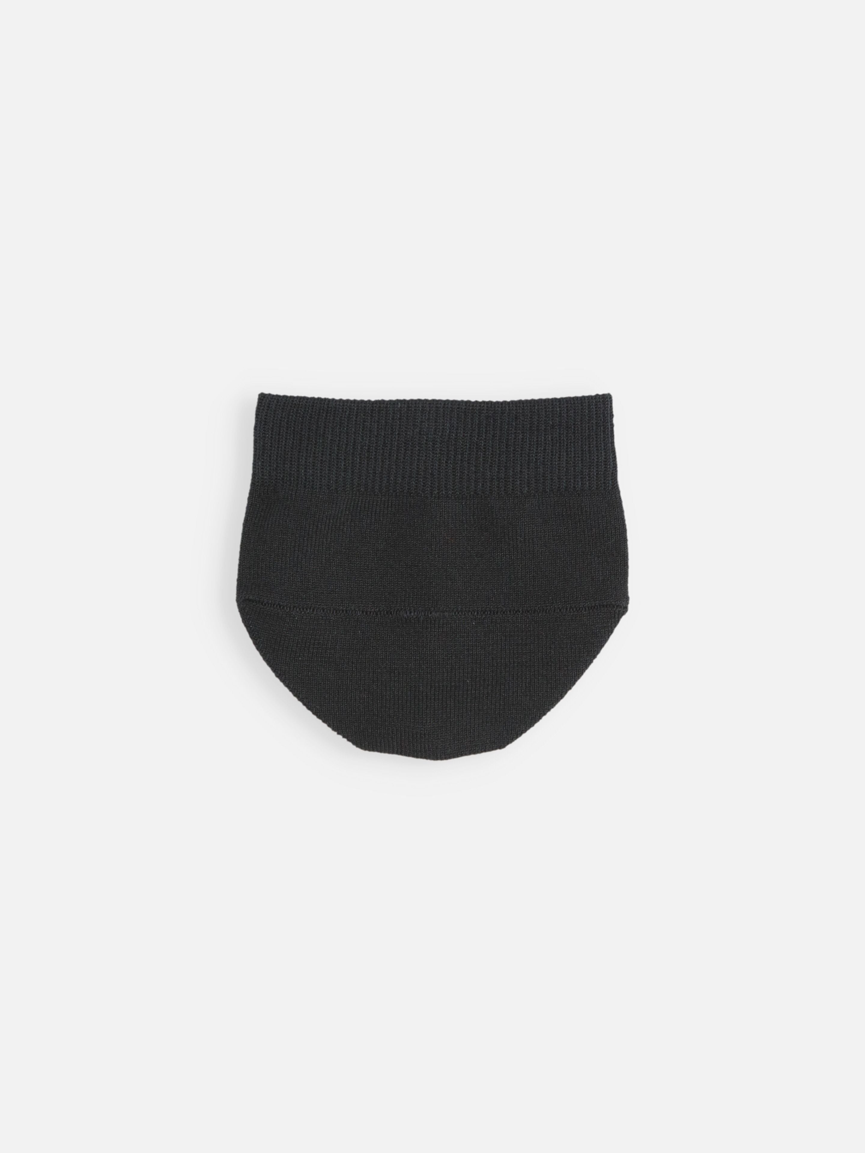 Tabio. Plain Toe Cover in black, close-up view showing elastic band for secure fit and smooth texture, perfect for pumps.