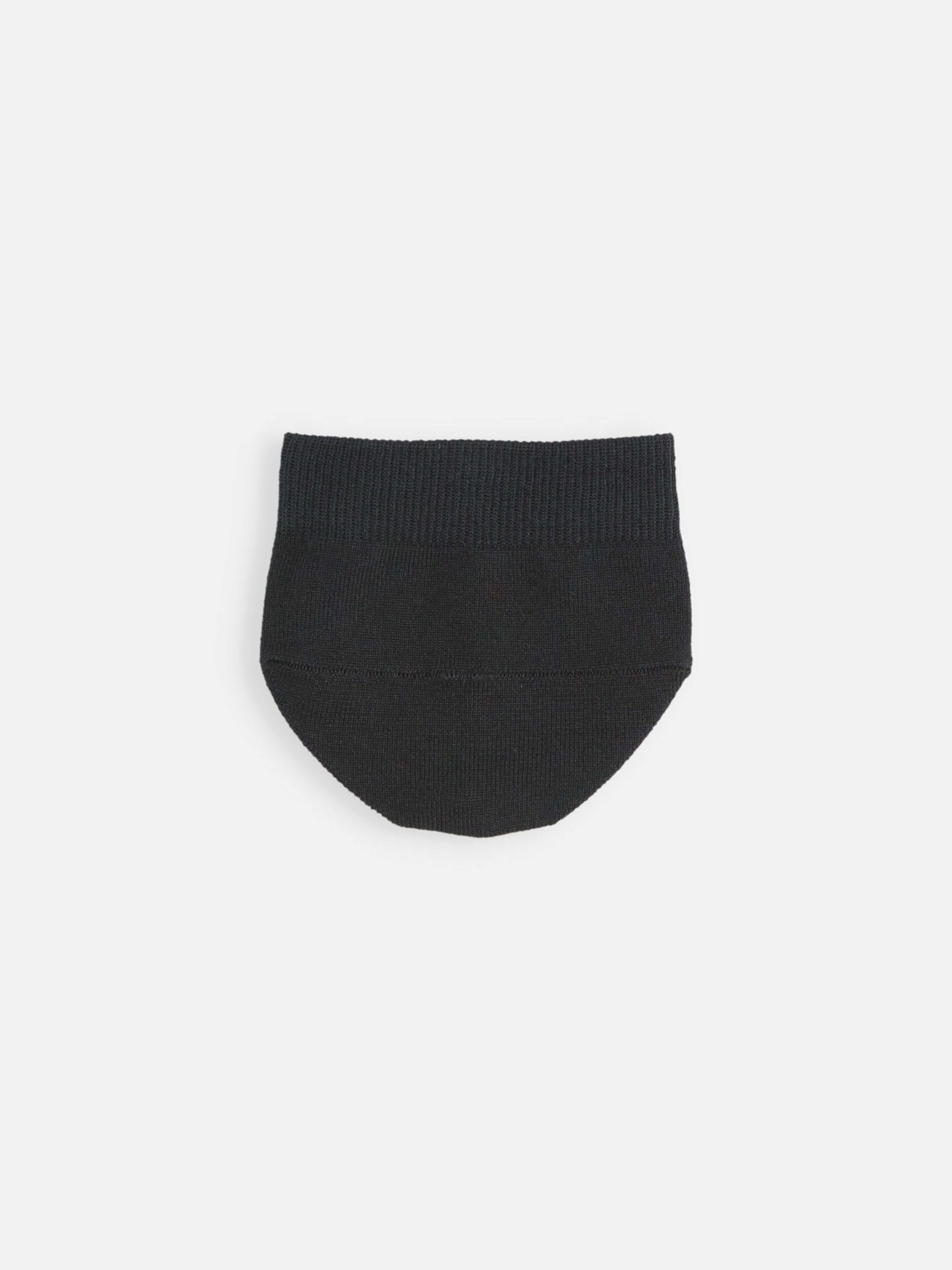 Tabio. Plain Toe Cover in black, close-up view showing elastic band for secure fit and smooth texture, perfect for pumps.