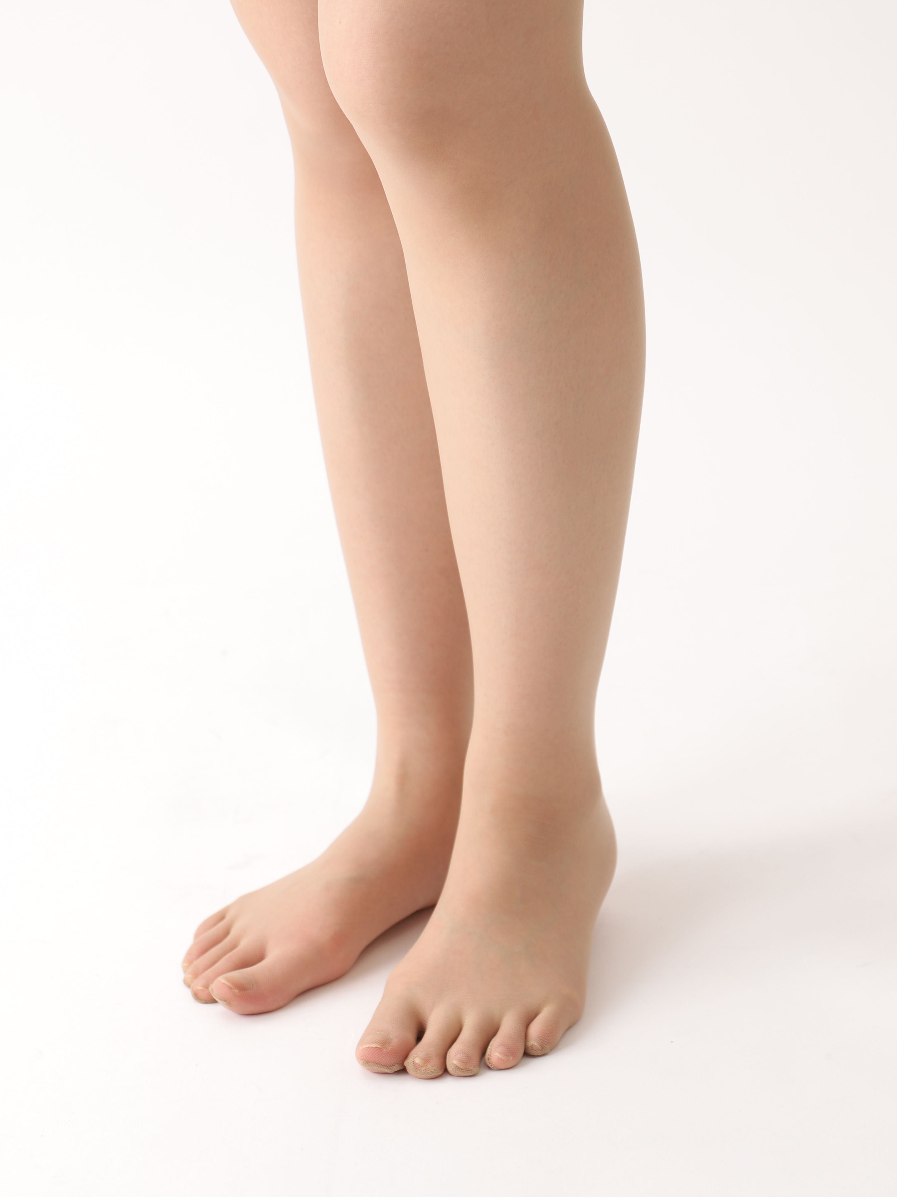 Tabio 20D Sheer Tights on-model, front view close-up of nude sheer legs and feet showing lightweight coverage