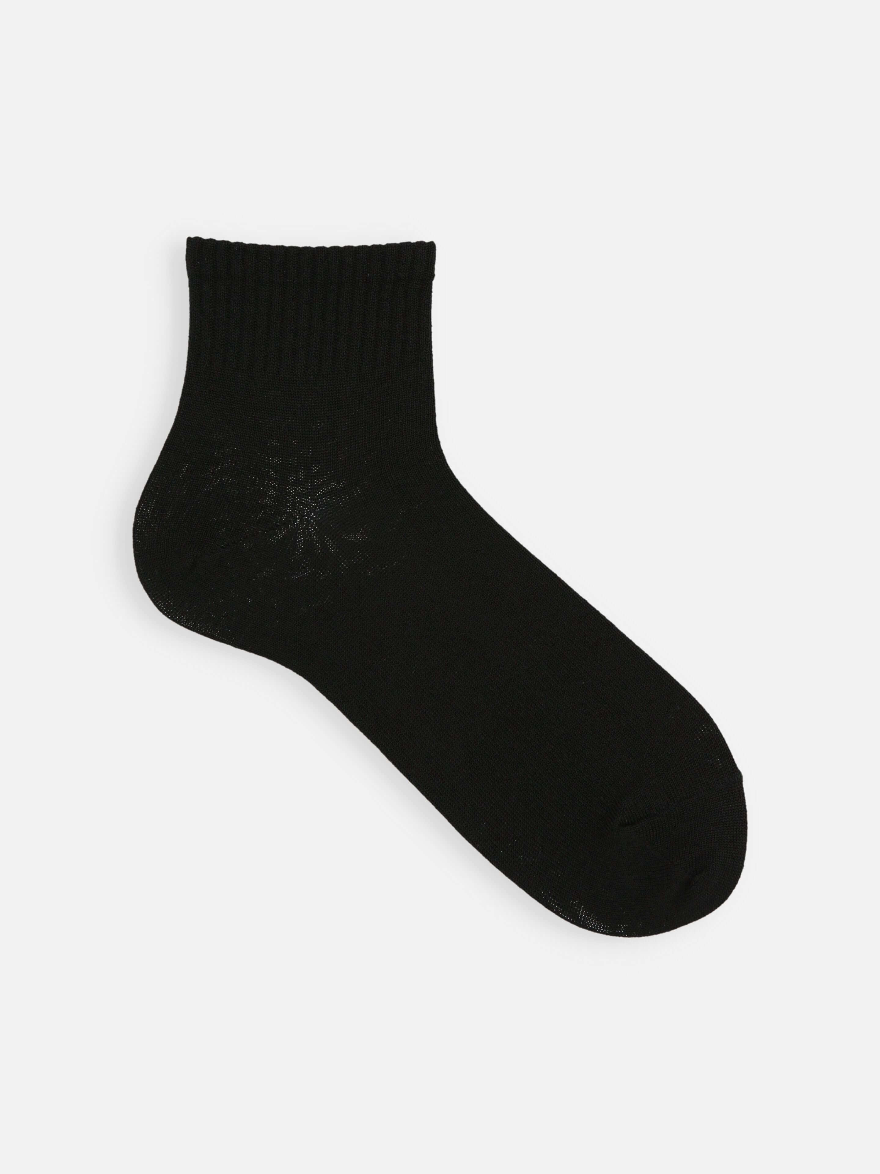 Tabio Xylitol Cool Touch Rib Ankle Socks, front view, black, cooling material, perfect for summer, wide ribbed opening.