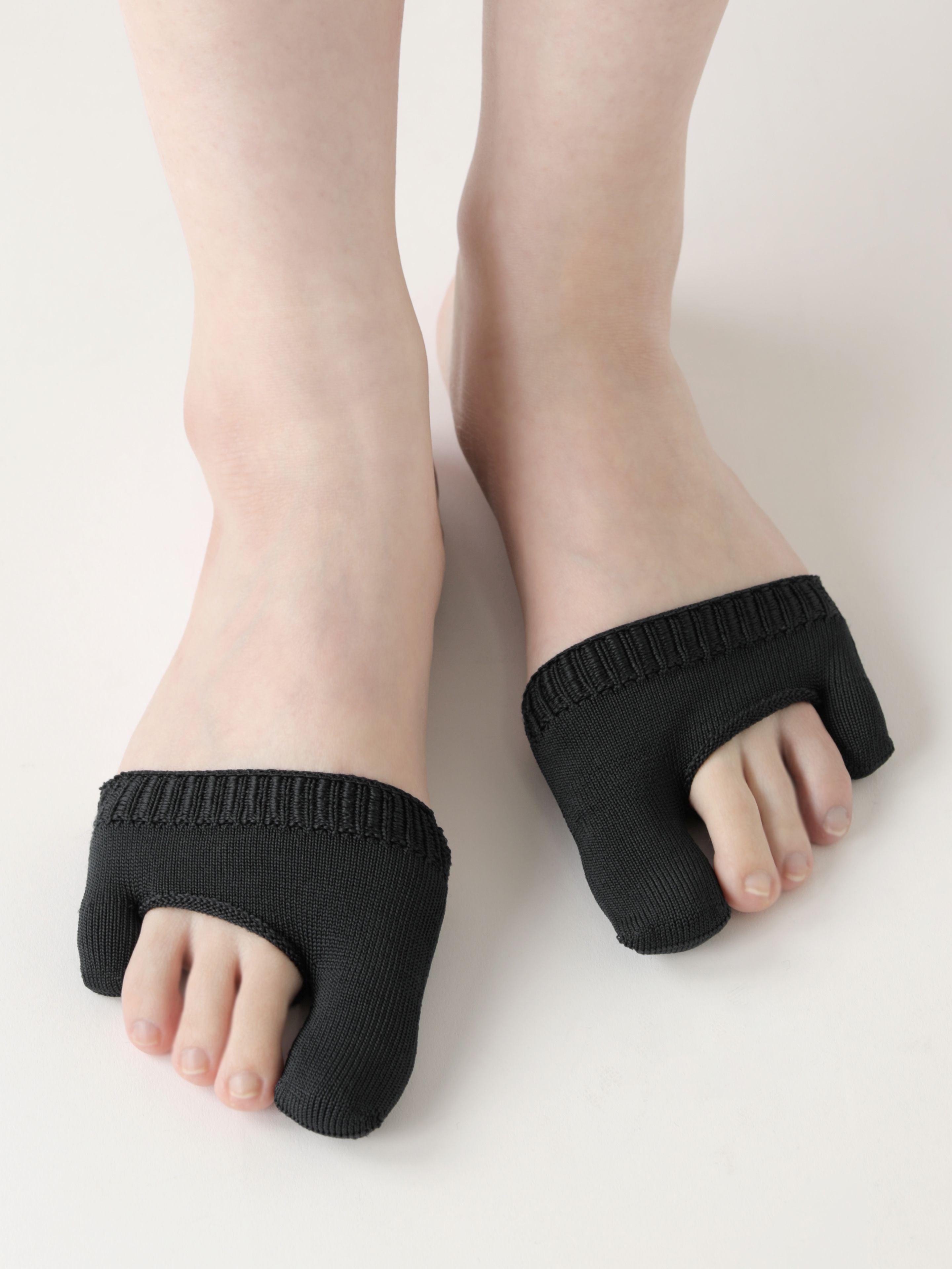 Tabio. Toe Cap 1-5 protective socks in black. Close-up view of the toe area, designed to prevent nail damage.