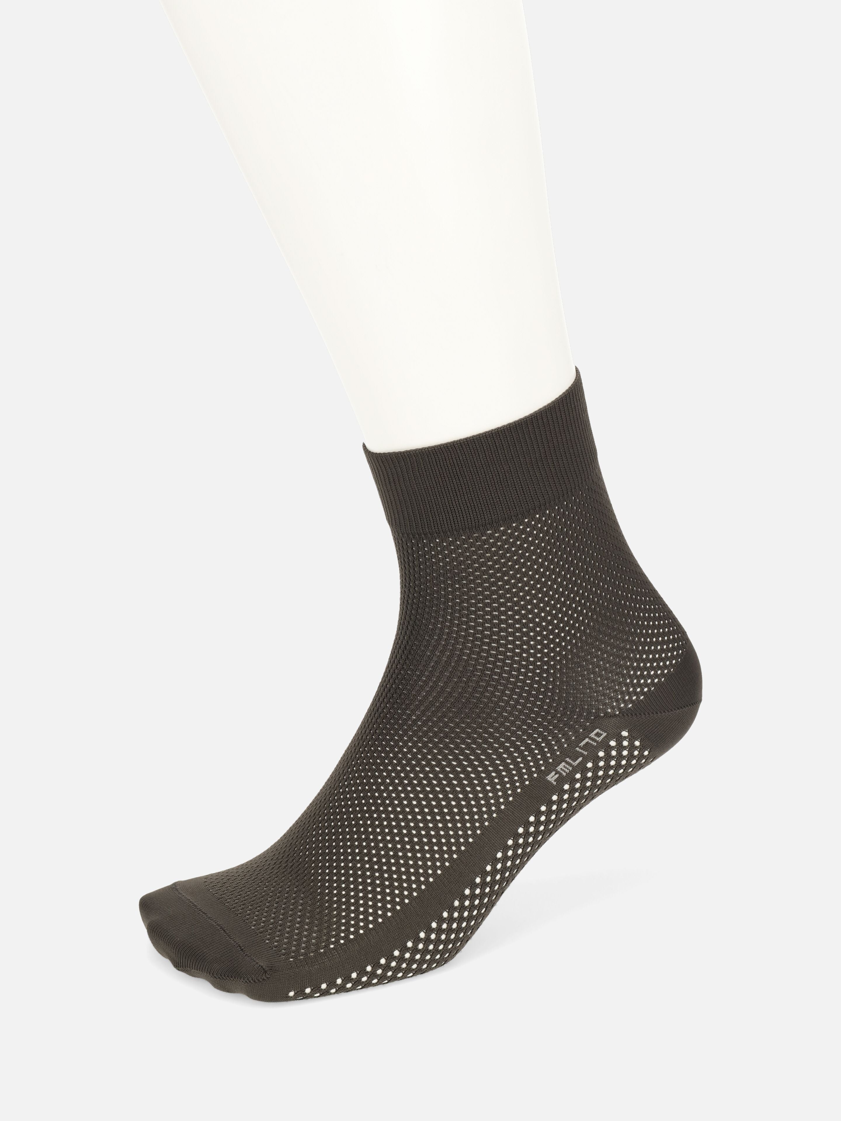 Tabio. Full Mesh Dry Ceoα Short Socks in black. Lightweight mesh design for breathability and quick drying, ideal for sports.