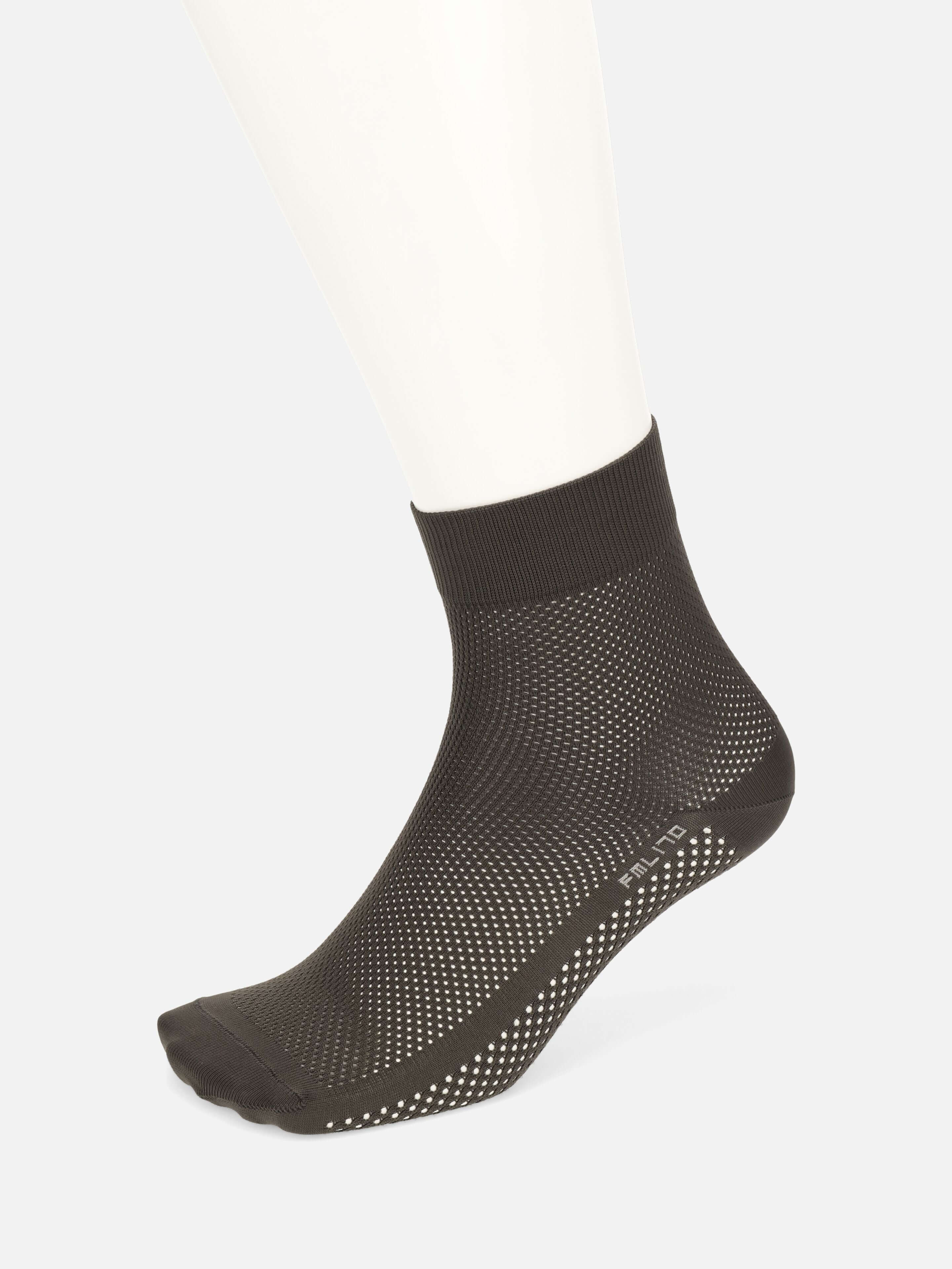 Tabio. Full Mesh Dry Ceoα Short Socks in black. Lightweight mesh design for breathability and quick drying, ideal for sports.