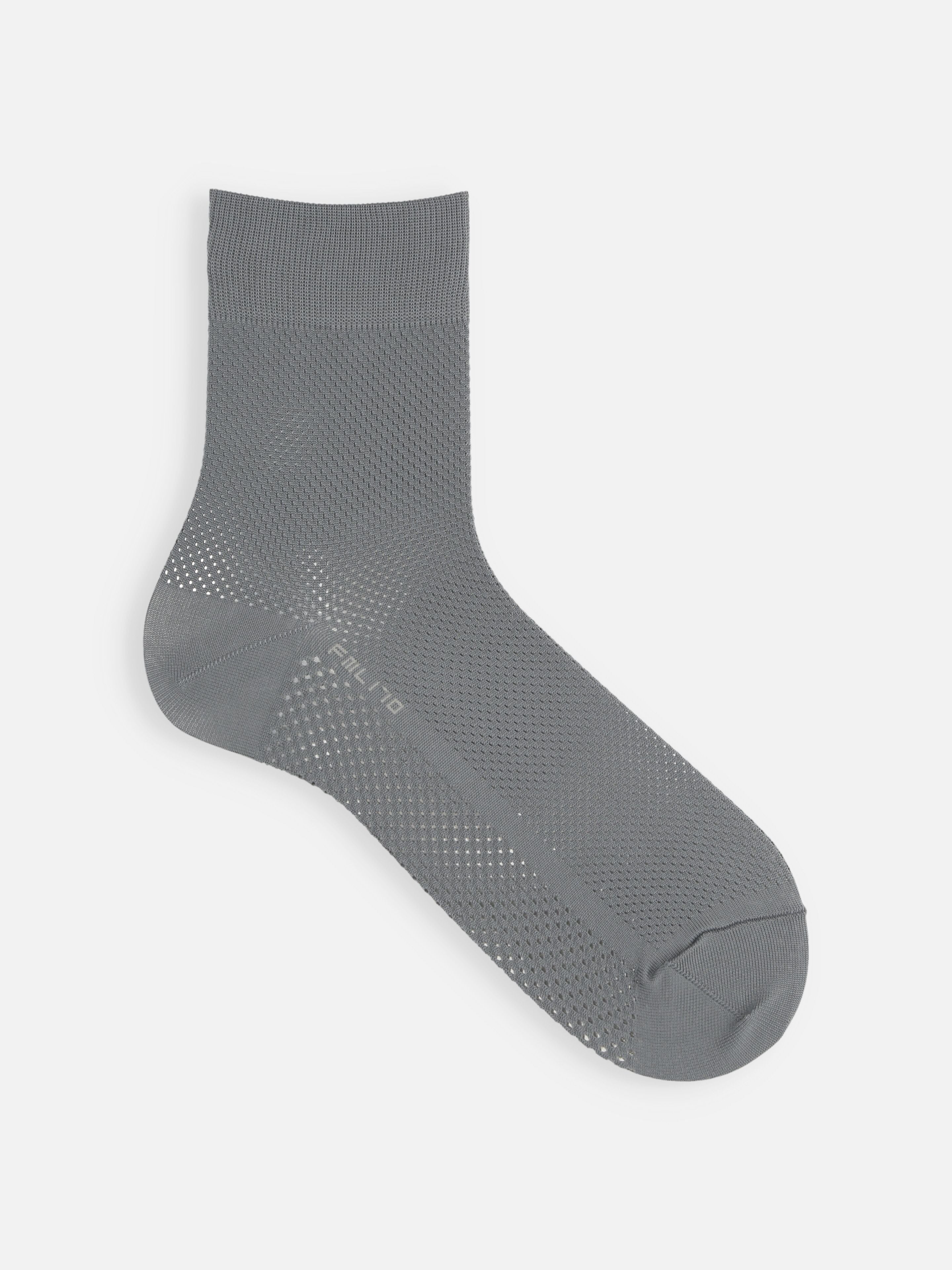 Tabio. Full Mesh Dry Ceoα Short Socks in grey, showcasing a breathable mesh design for comfort during sports or daily wear.