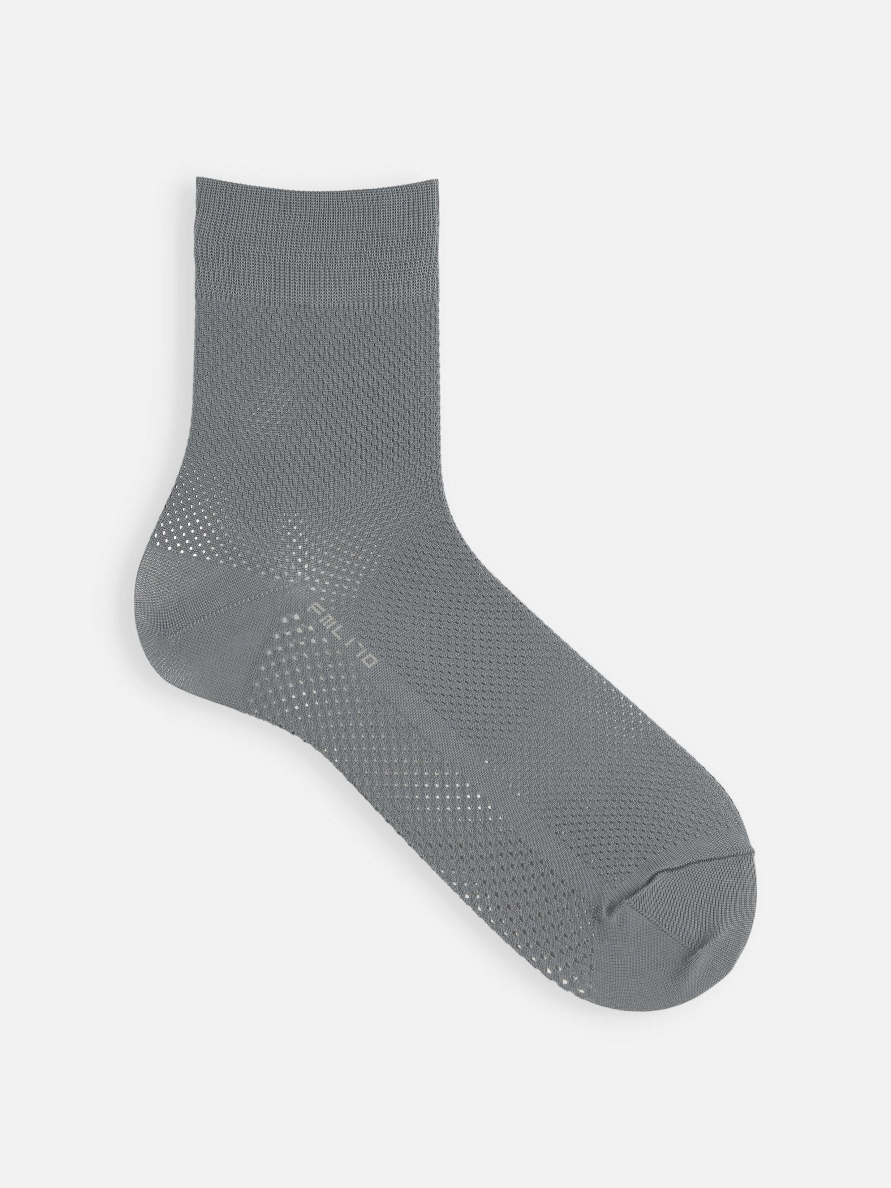Tabio. Full Mesh Dry Ceoα Short Socks in grey, showcasing a breathable mesh design for comfort during sports or daily wear.