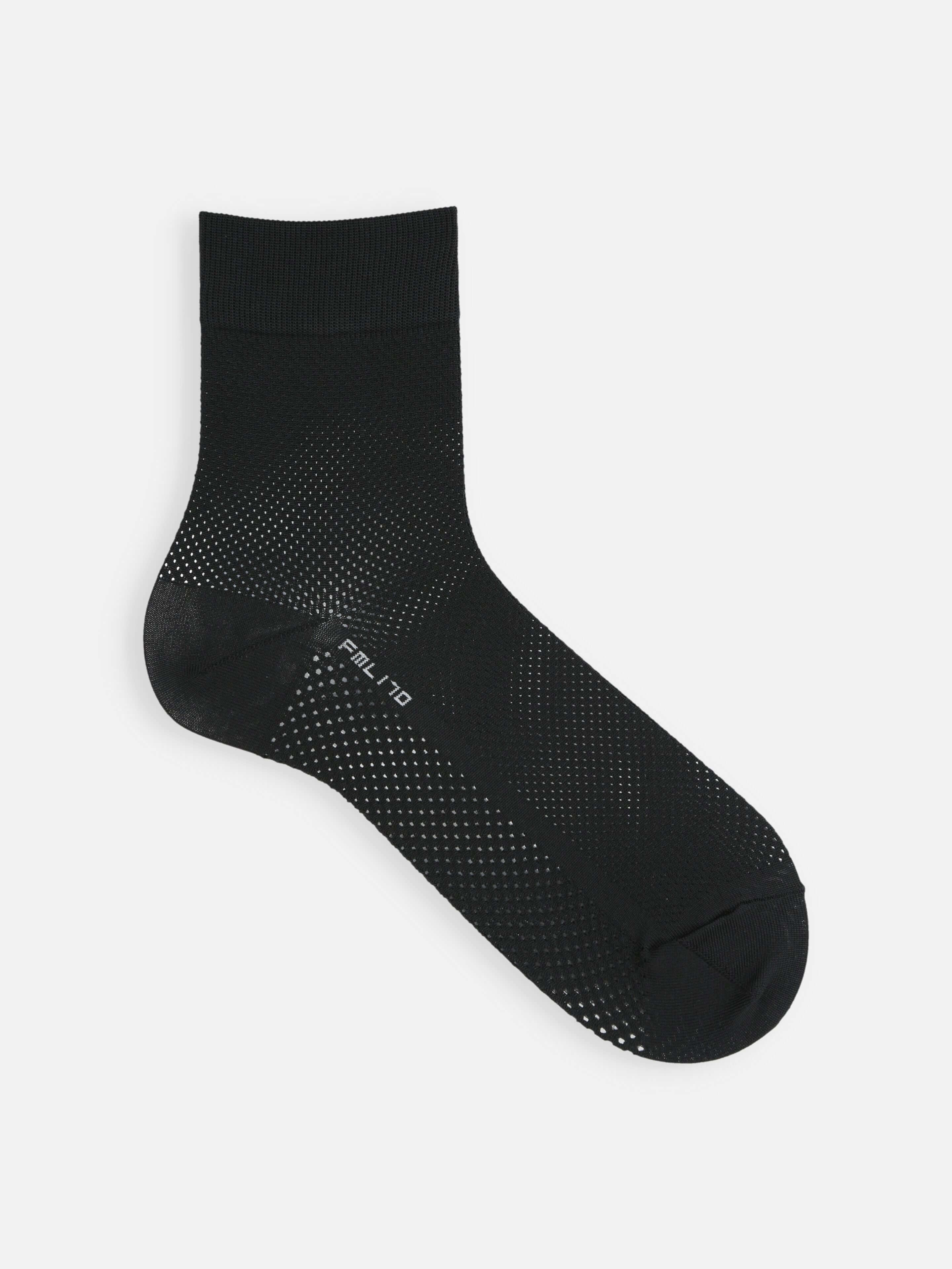 Tabio Full Mesh Dry Ceoα Short Socks in black, side view, featuring breathable mesh texture for sports comfort.