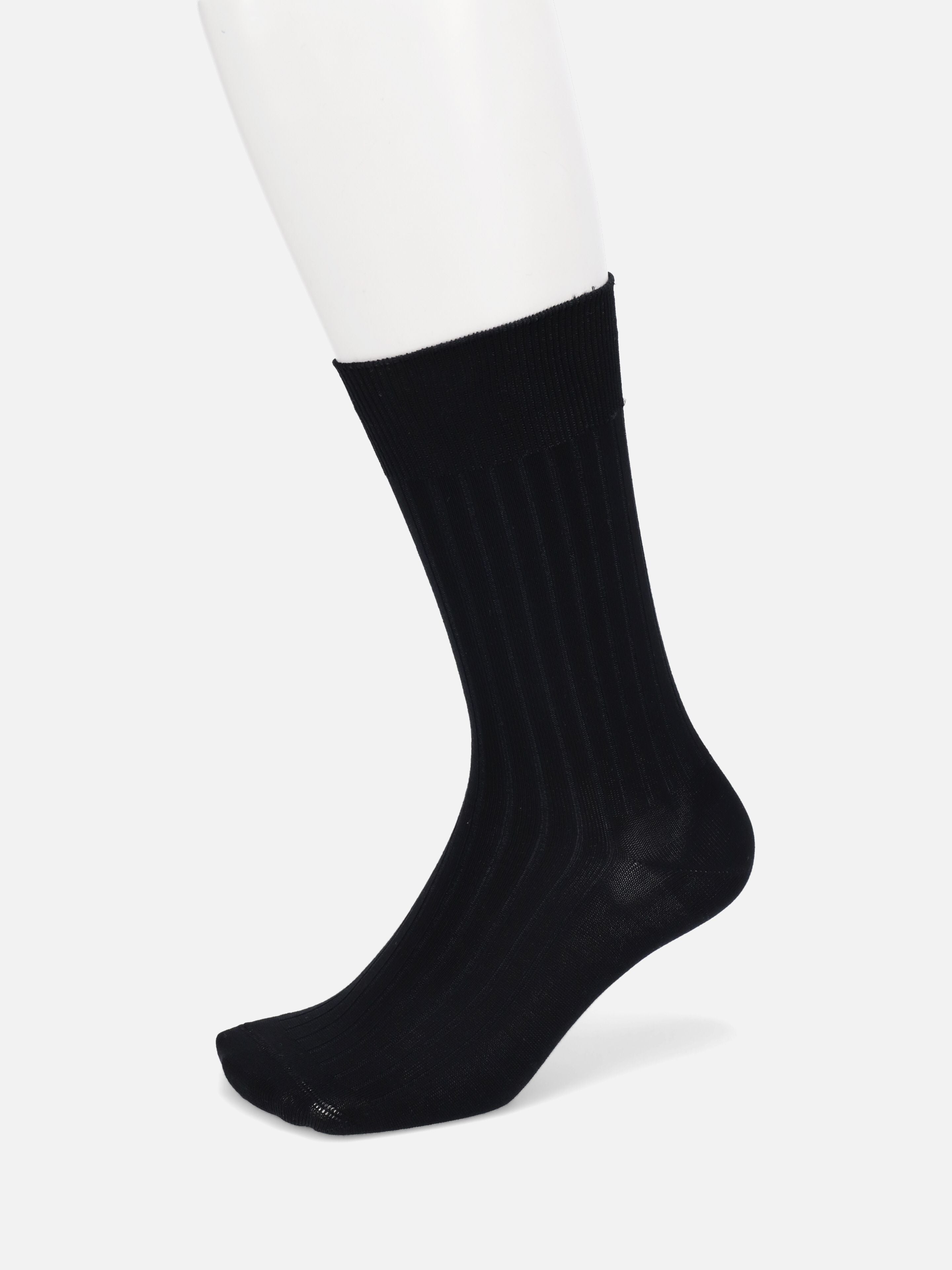 **Alt text:** Tabio Cotton Classic Rib MC Socks in black, showcasing texture and fit on a mannequin's leg for stylish comfort.