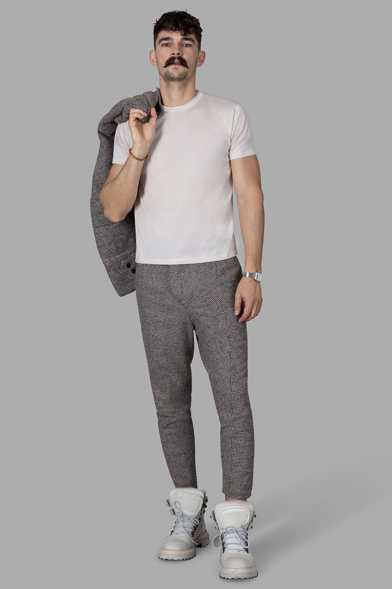 AION Fine-knit T-shirt in cream, front view on model, slim fit, short sleeves, rounded neckline, layered with jacket.