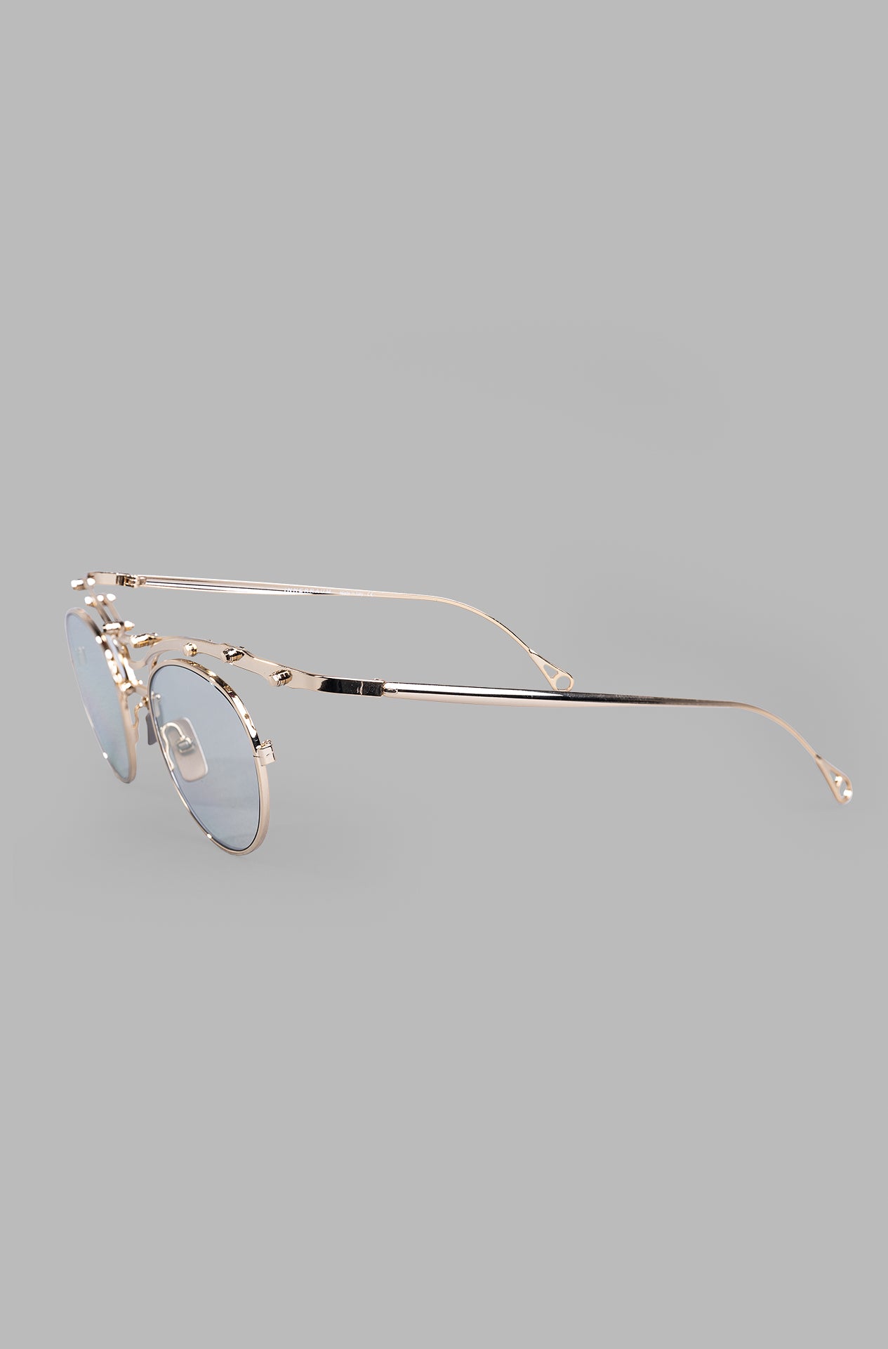 Innerraum Eyewear Object OJ1 side view showcasing gold metal frame and mirror silver lenses for stylish elegance.