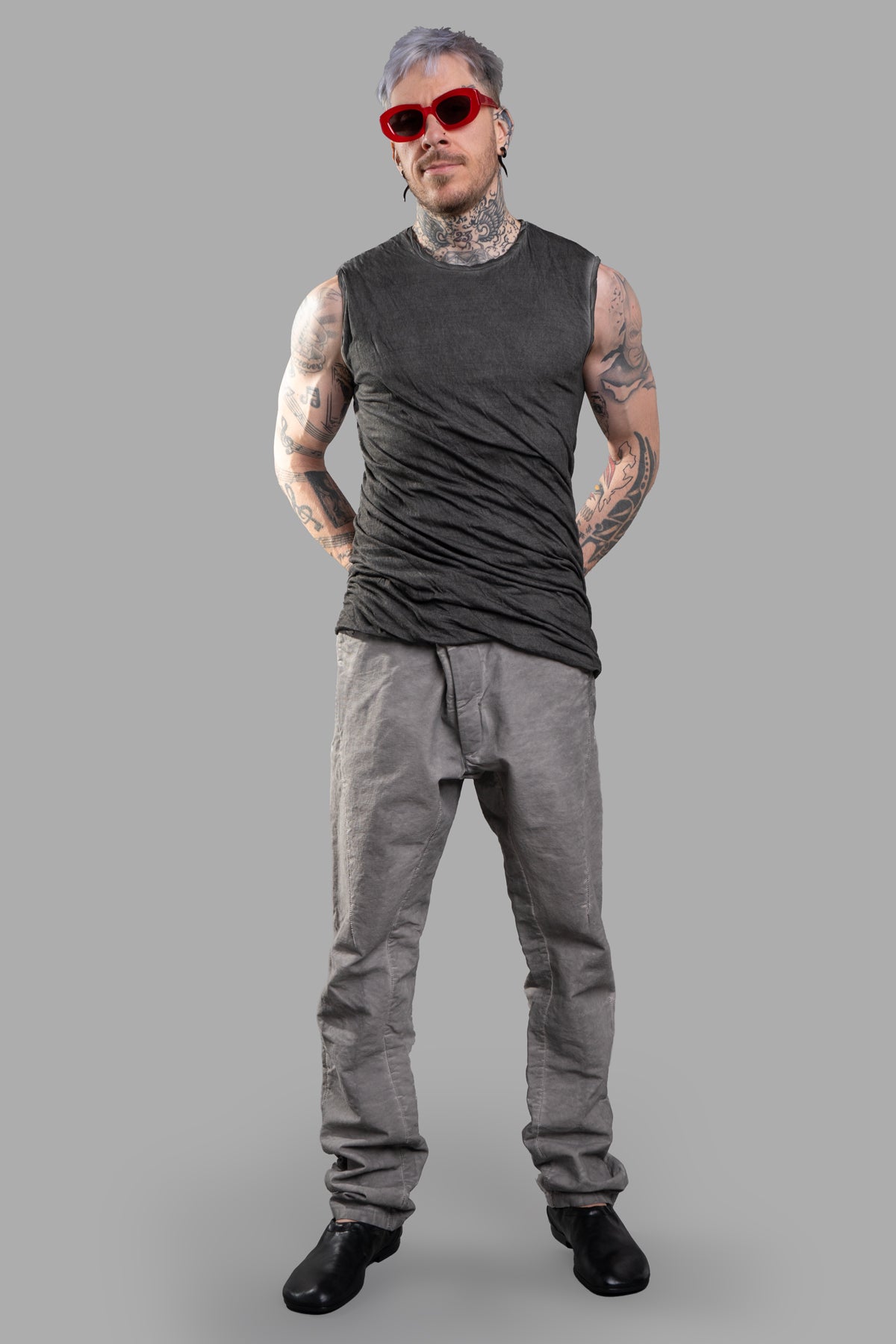 MD 75 Draped Tank Top in grey, on-model view, showcasing sleeveless design and crew neck with a sleek, lightweight look.