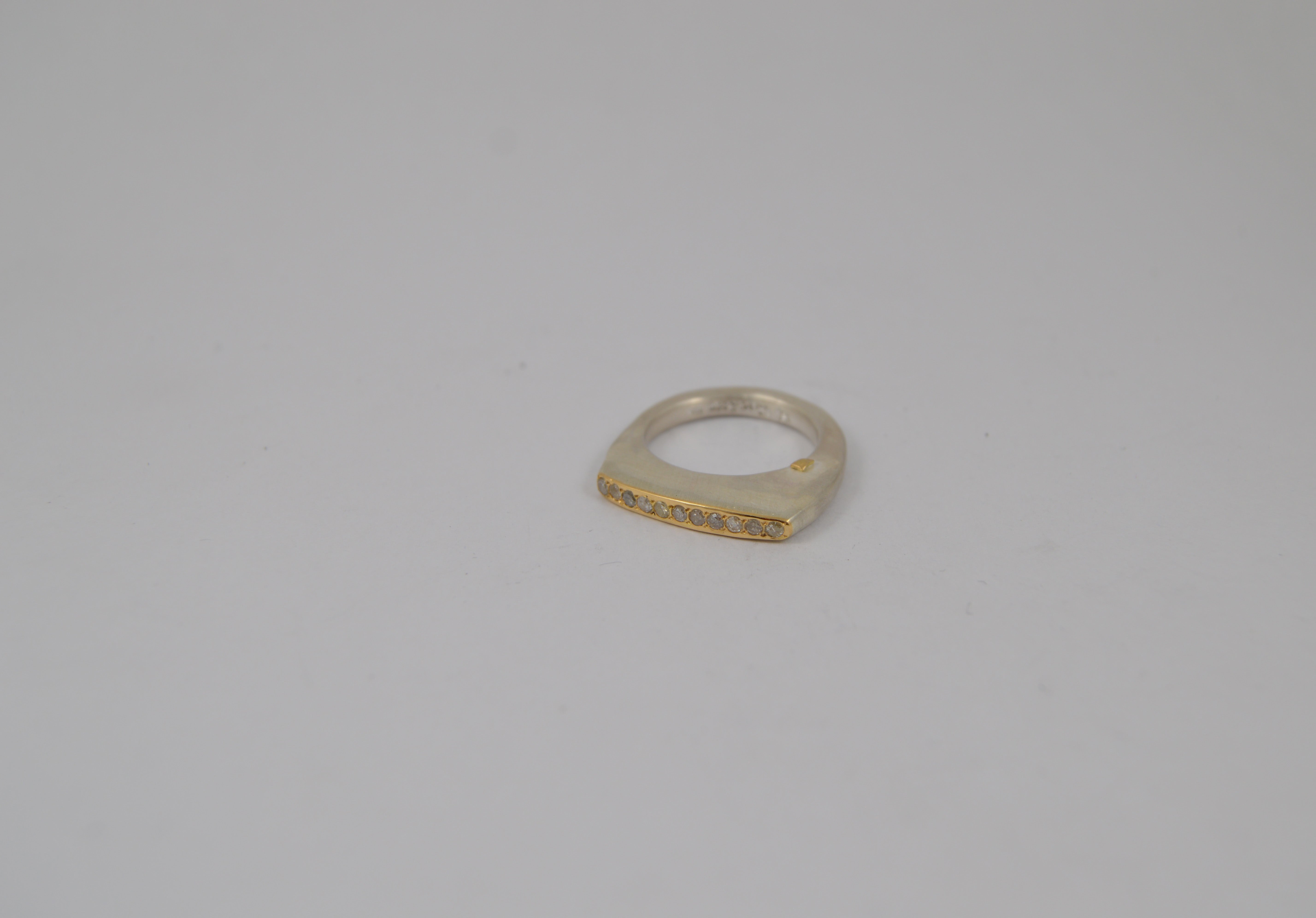 Rosa Maria Maka Ring, side view. Sterling silver with an organic design, adorned with 18k yellow gold and cut diamonds.