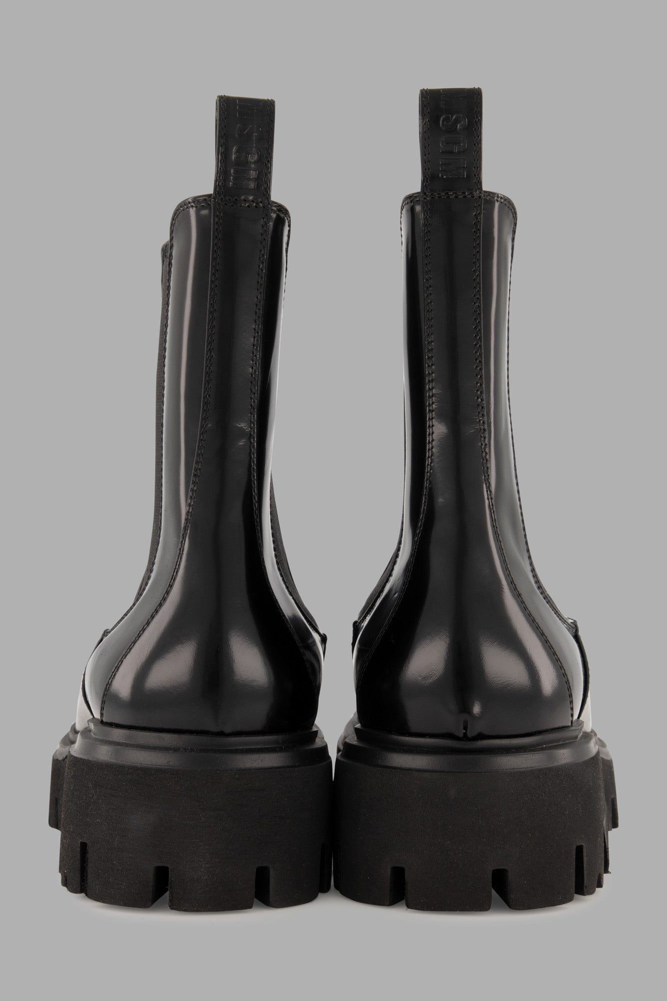 **MSGM Chelsea Boots: Black leather ankle boots with rounded toes and pull tabs, featuring chunky soles for winter wear.**