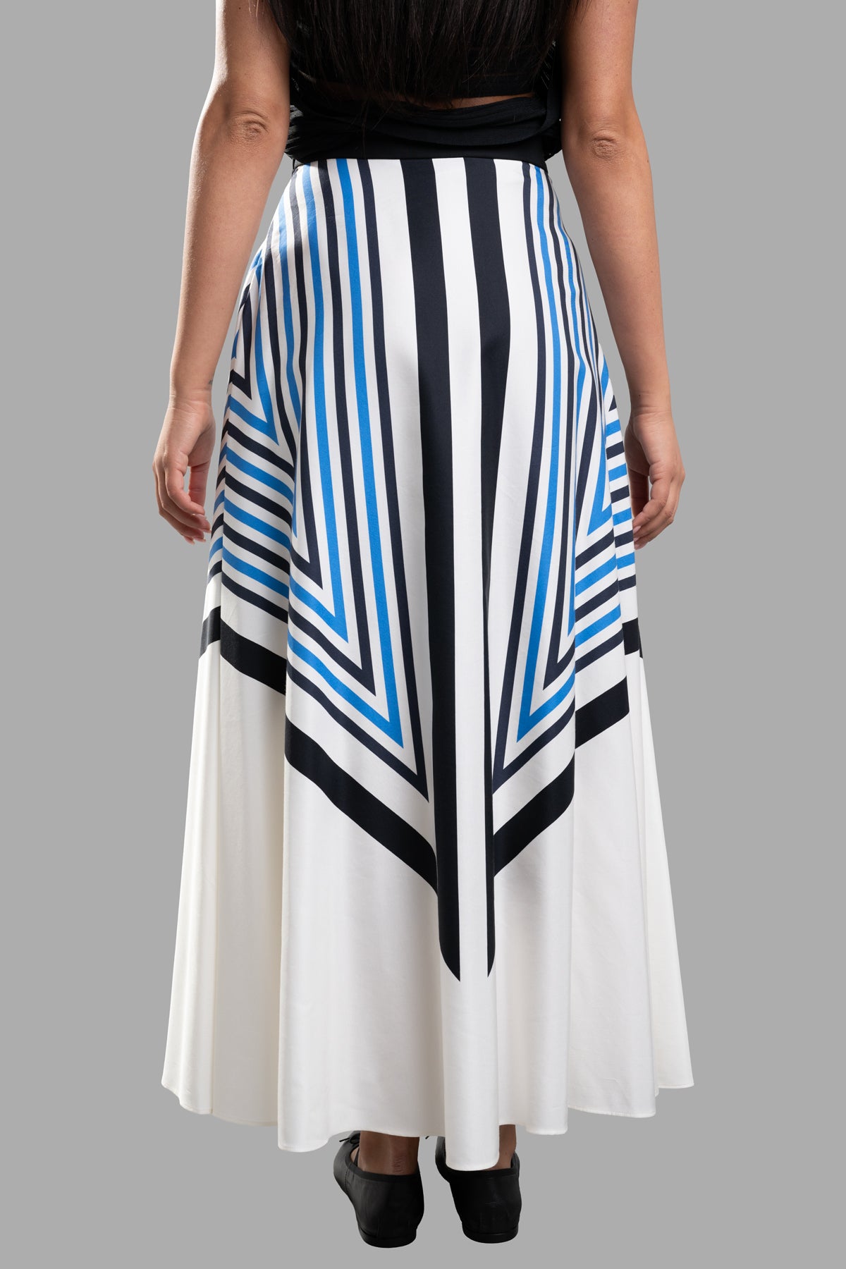 Joseph. Graphic-print Silk Skirt featuring a luxurious silk blend with a stunning back design in white and blue.