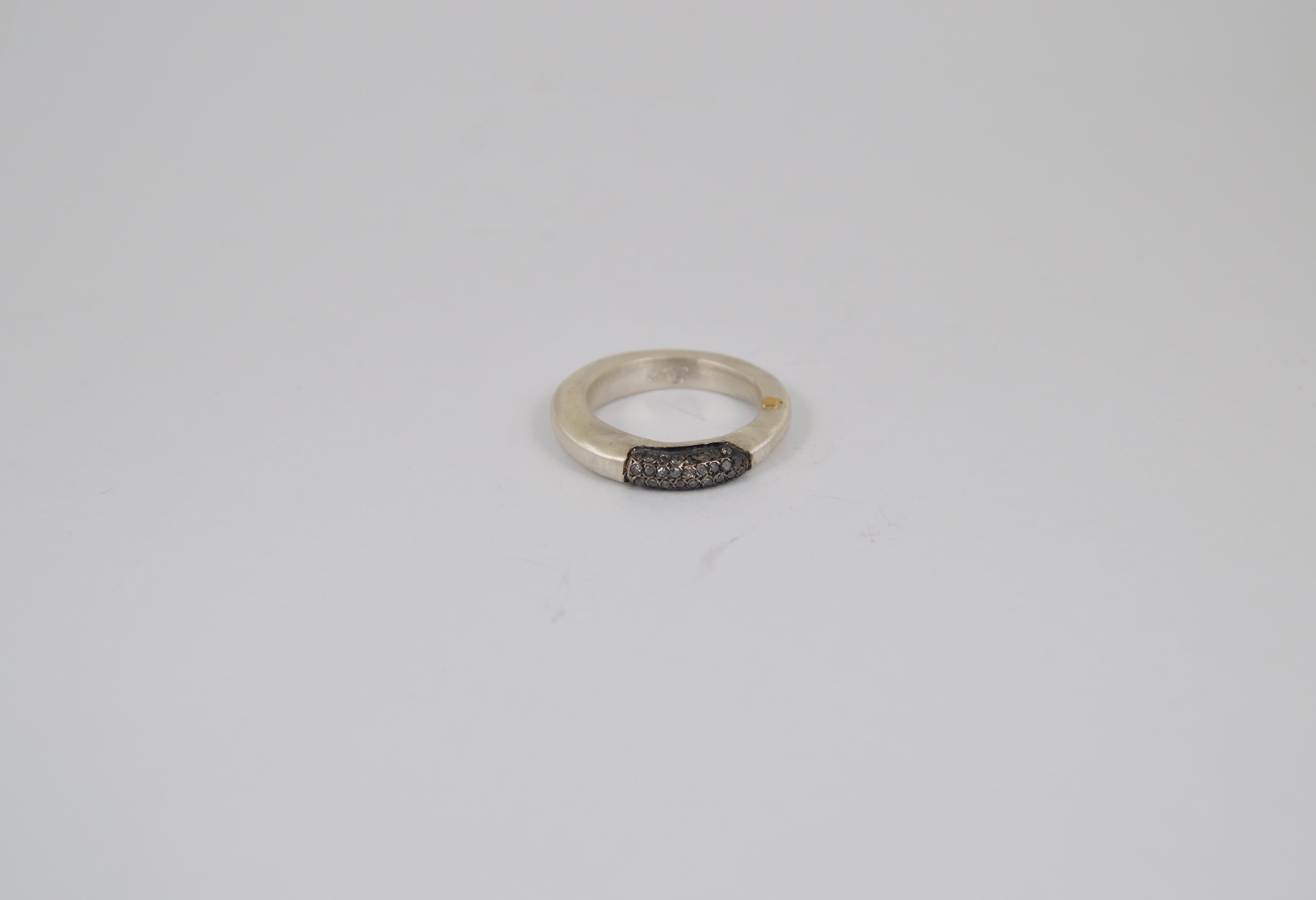 Rosa Maria Sapho Ring in sterling silver, visible front view, adorned with icy grey diamonds for an organic look.