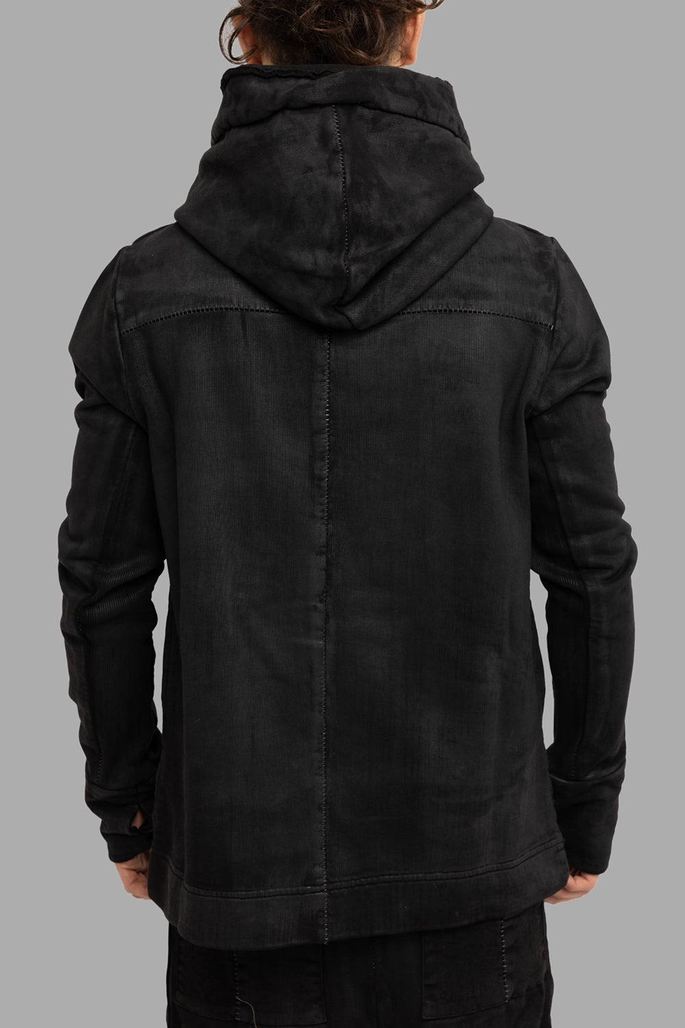MD75 men’s asymmetric-zip hoodie in black leather effect, back view, sculpted hood and central seam.