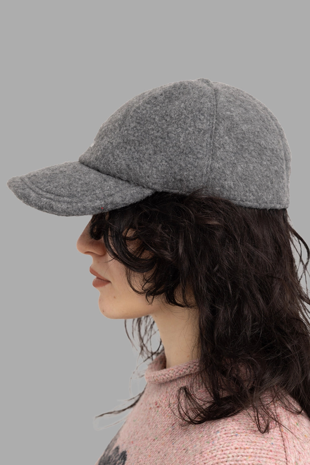 MSGM unisex baseball cap in anthracite, side view, curved visor and six-panel seams.