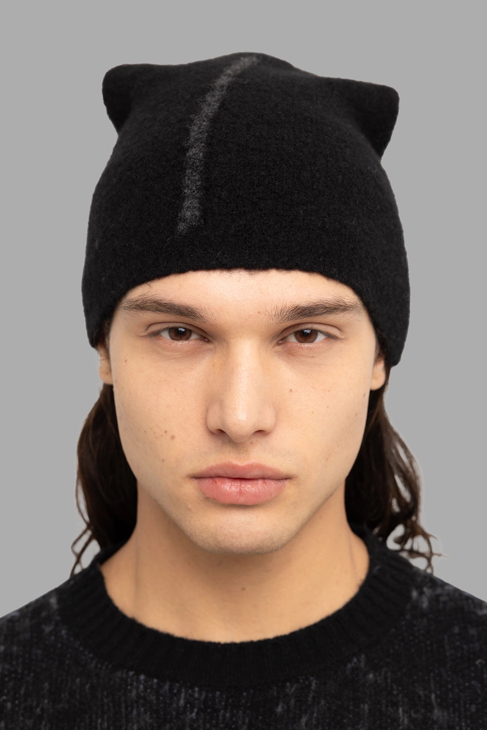 MD75 unisex beanie in black/anthracite, front view, subtle center scar-stitch and soft pile.