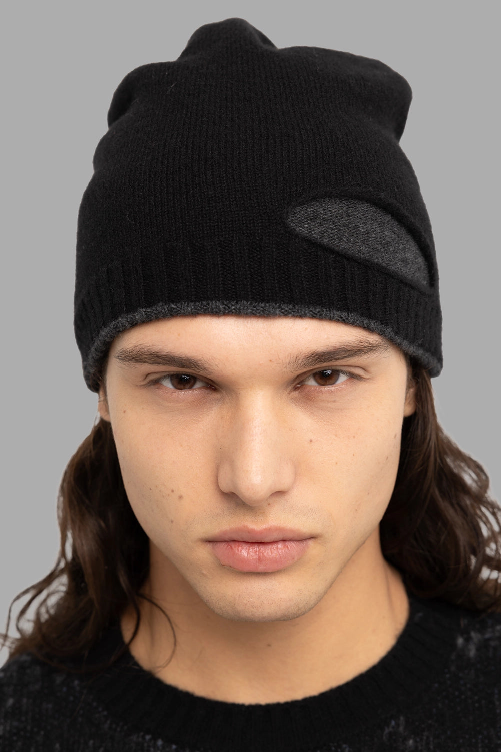 MD75 unisex beanie in black/anthracite, front view, contrast oval cut-out panel.