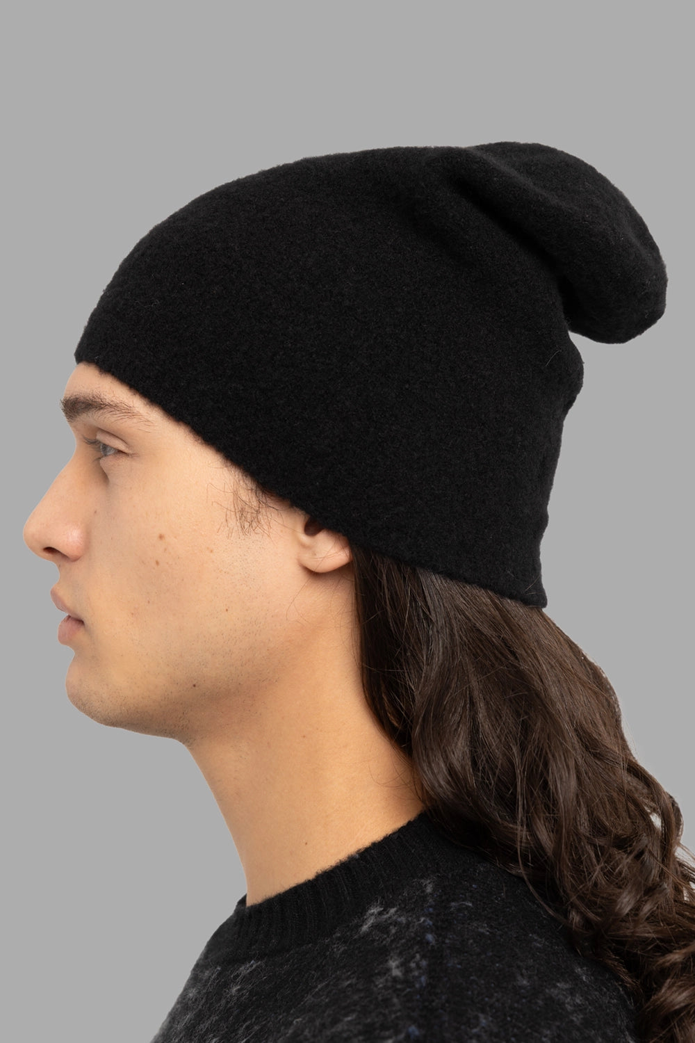 MD75 unisex beanie in black/anthracite, side view, slouchy crown and brushed knit.