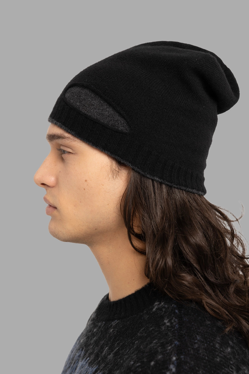 MD75 unisex beanie in black/anthracite, side view, cut-out slit showing contrast layer.