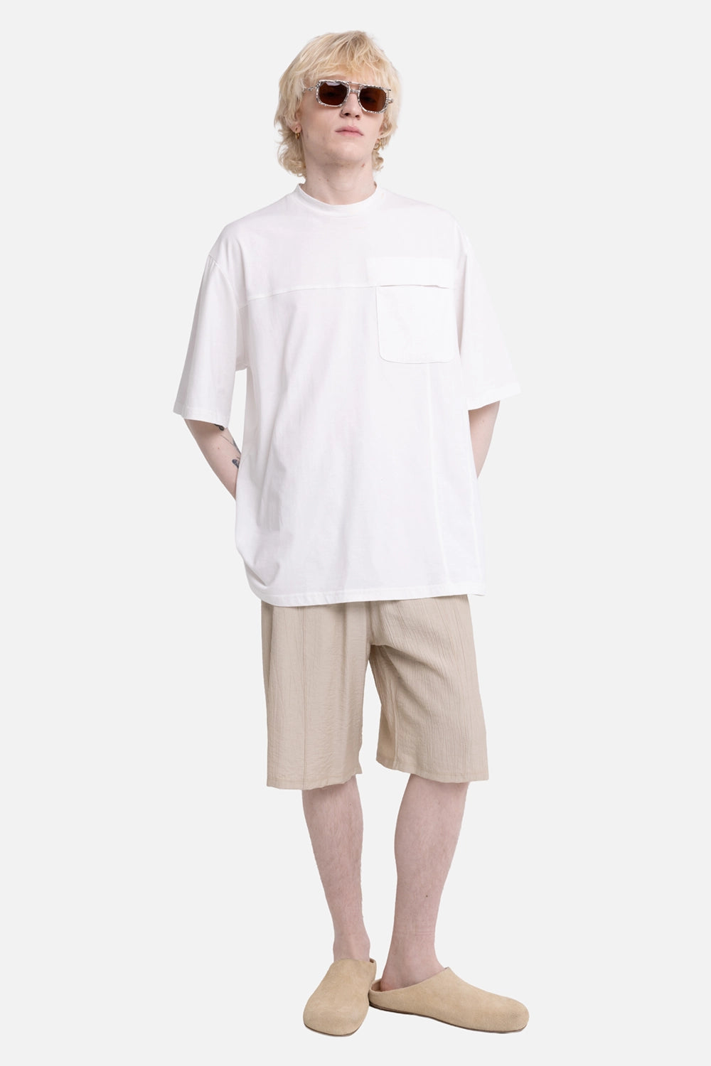 La Haine Inside Us men's Bermuda shorts in beige, on-model full-length, knee-length cut under white tee
