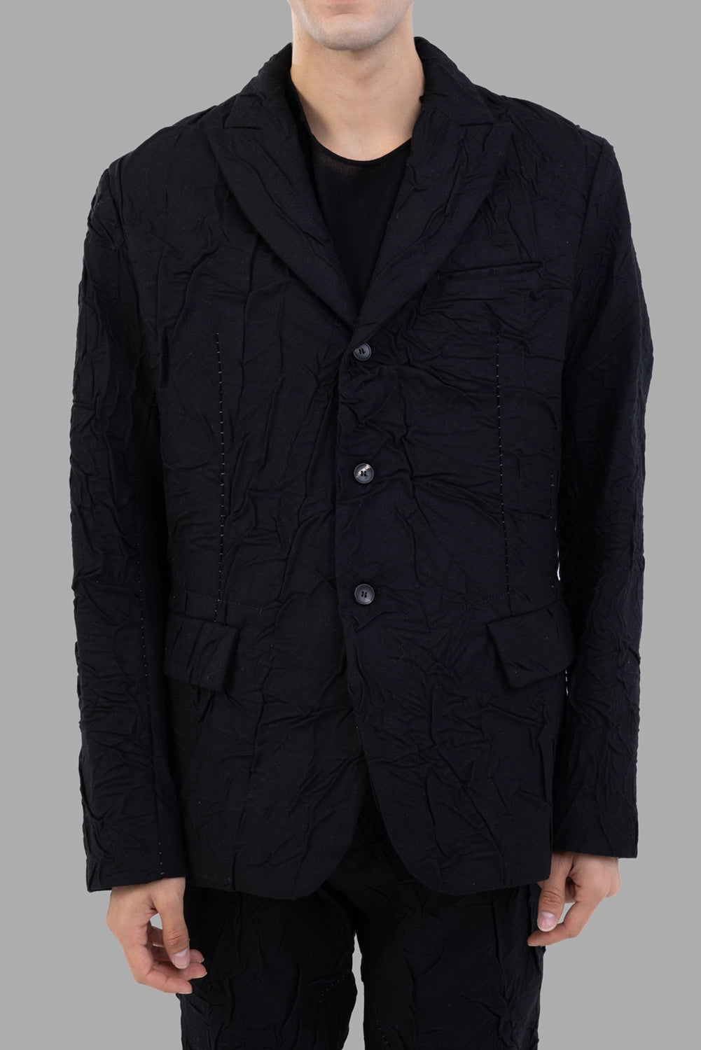 Masnada blazer in black, front view, notch lapel with flap pockets and textured surface