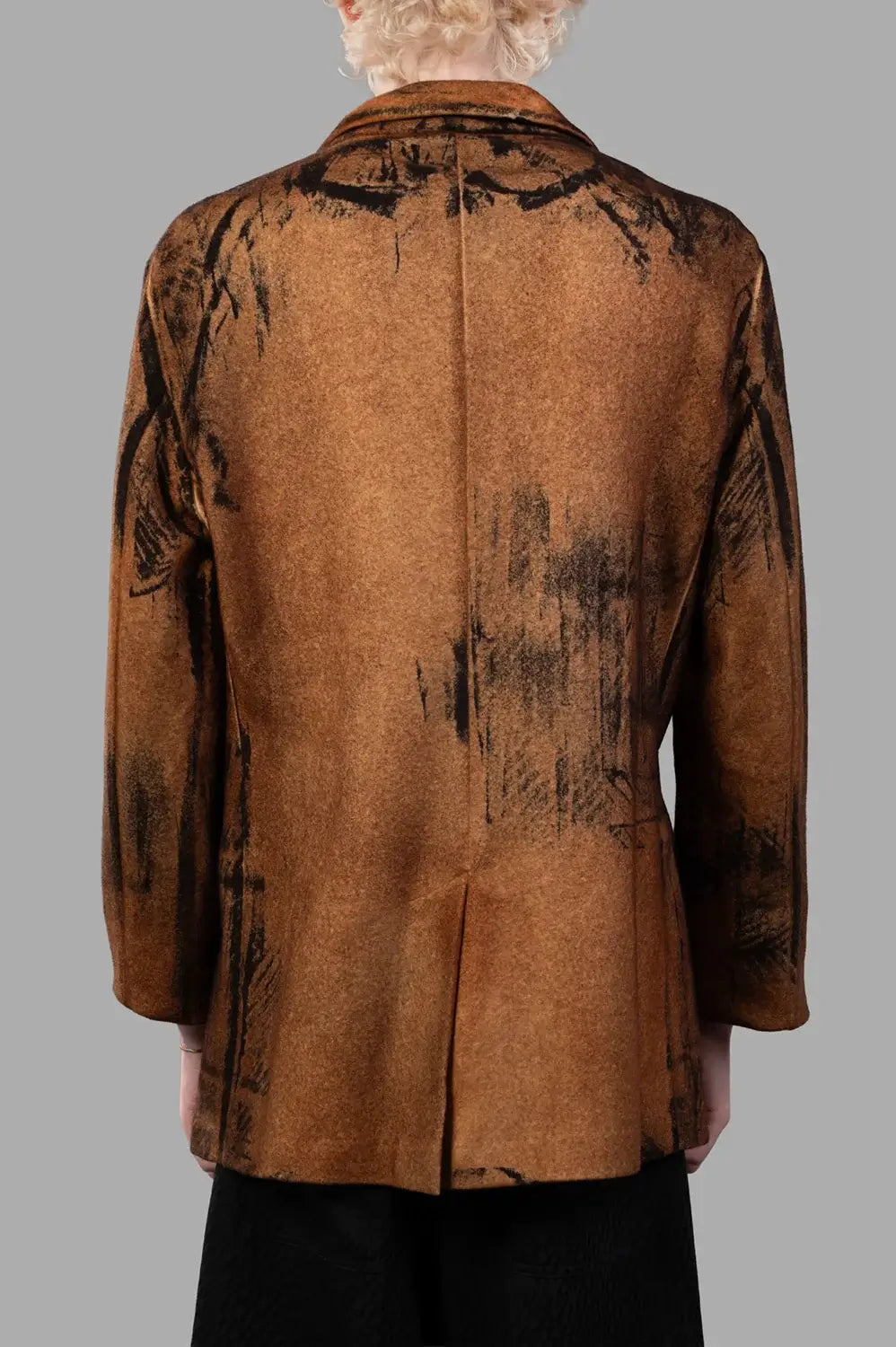 Back close-up of spray-dyed wool-cashmere blazer with black accent detailing and center vent