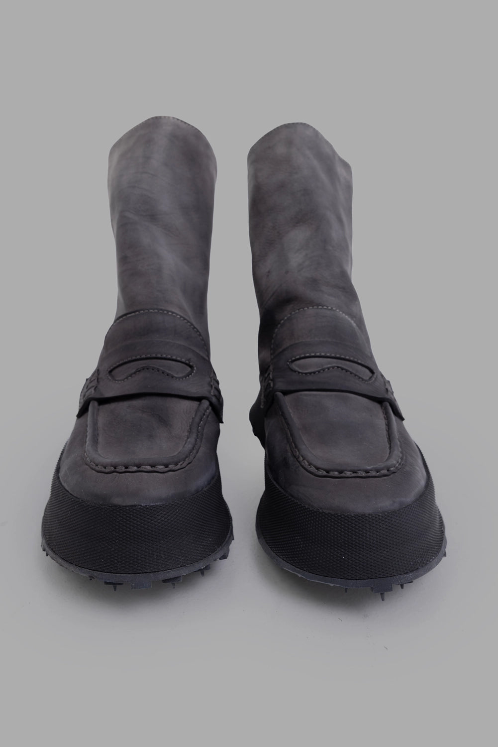 Shoto women ankle boots in Cenere, front view, moc stitching and rounded toes.