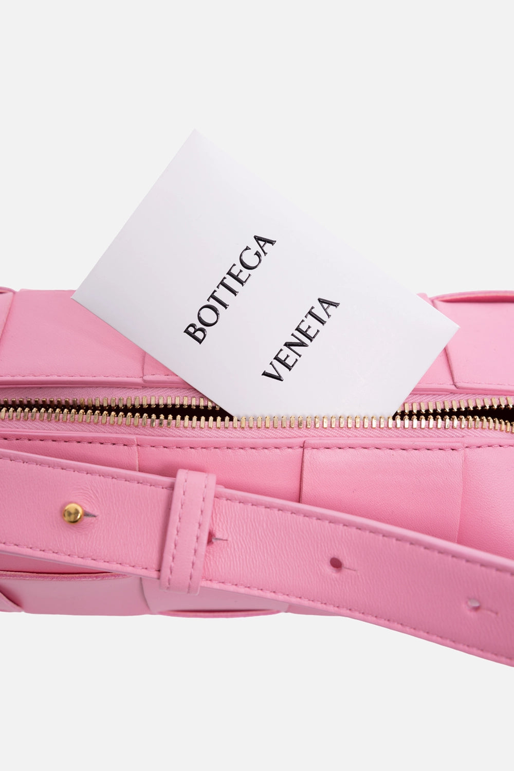 Pre-owned Bottega Veneta women's brick cassette bag in pink, zipper-detail view, gold-tone zip and brand tag card