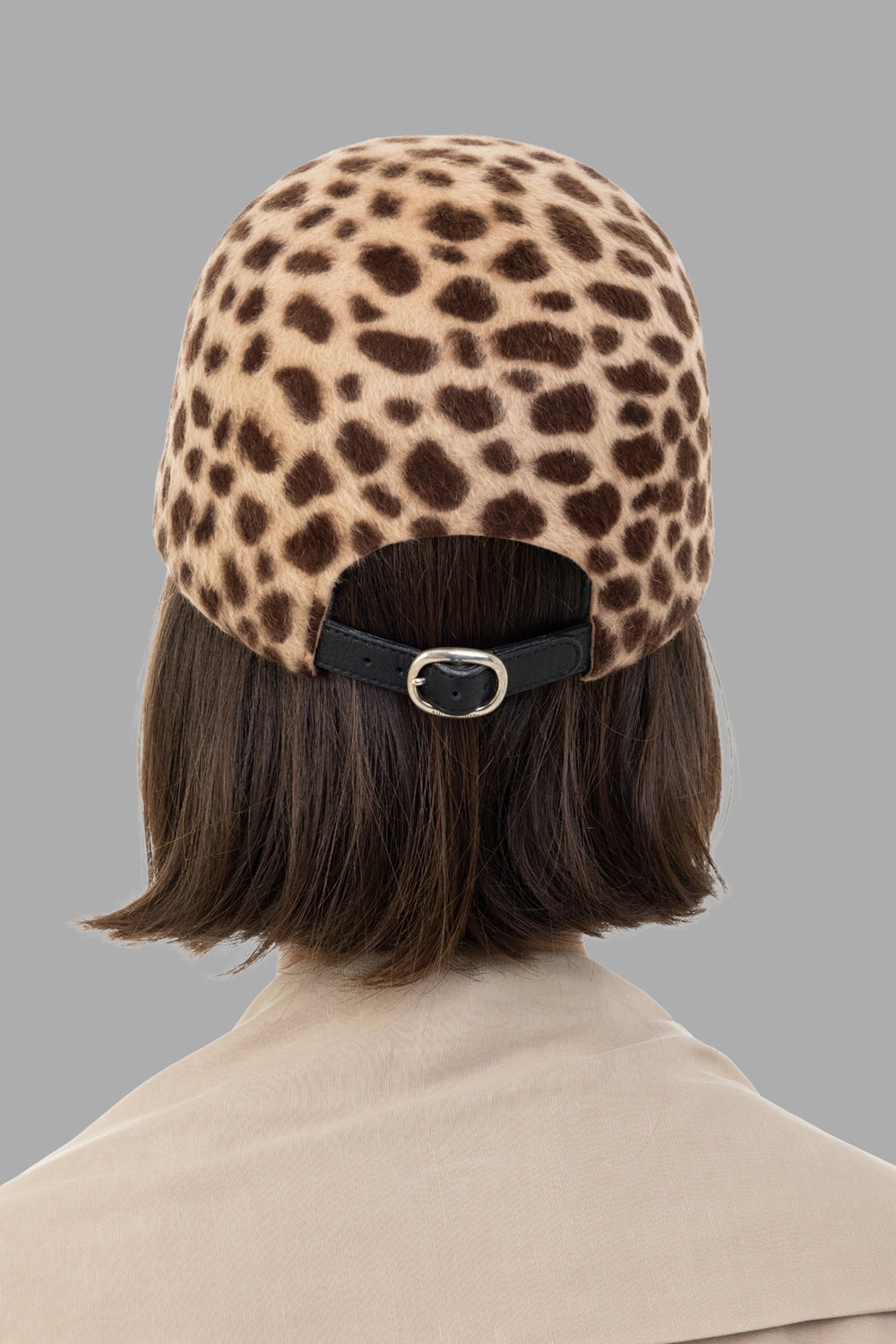 KIJIMA TAKAYUKI unisex leopard-print cap in beige/brown, back view, adjustable strap with metal buckle