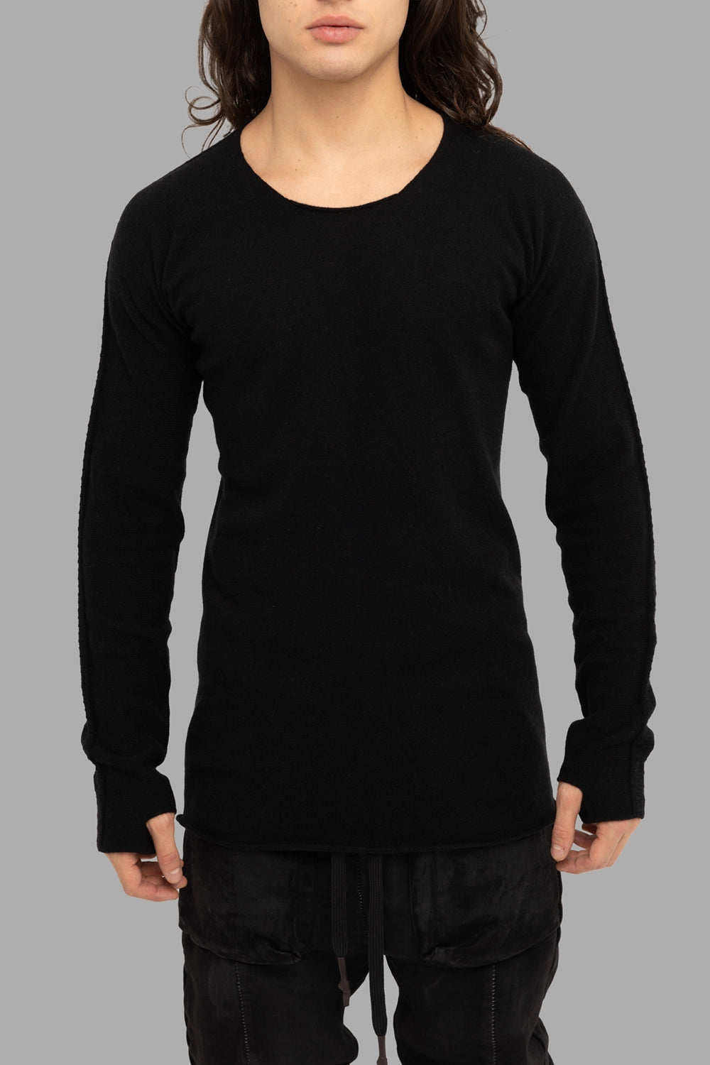 Isaac Sellam Experience men’s cashmere crewneck in black, front view, wide crew neck and long sleeves with thumb slot.