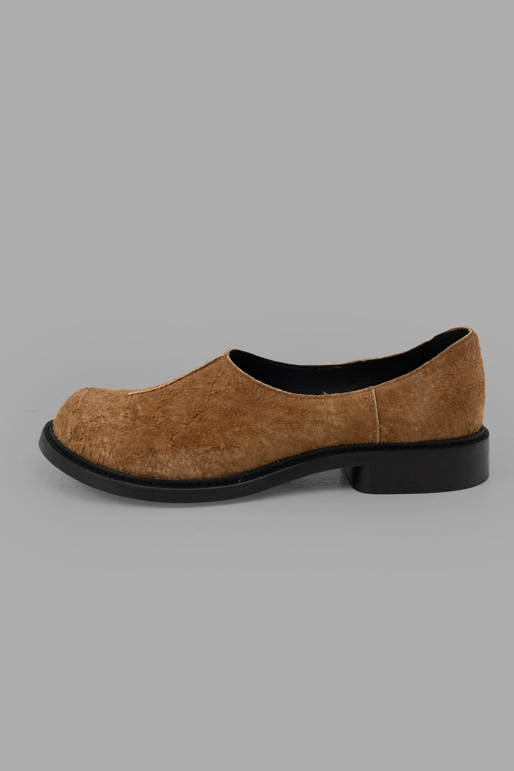 Phileo clog in toffee, side view, central toe seam and block heel