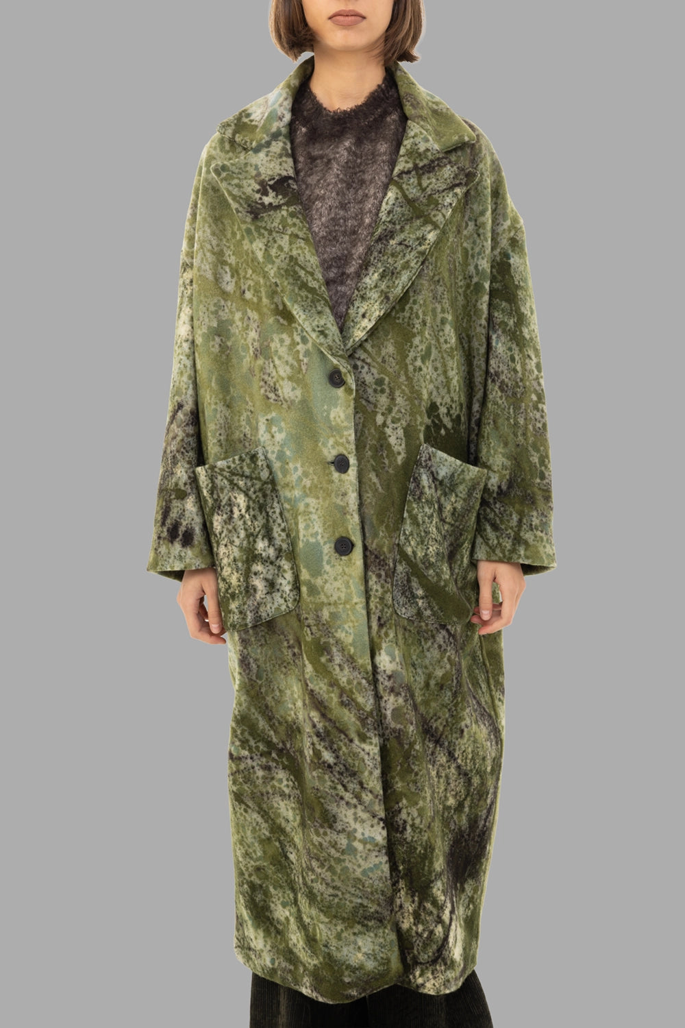 Avant Toi women cashmere coat in Brughiera, front view, three-button closure and large patch pockets.