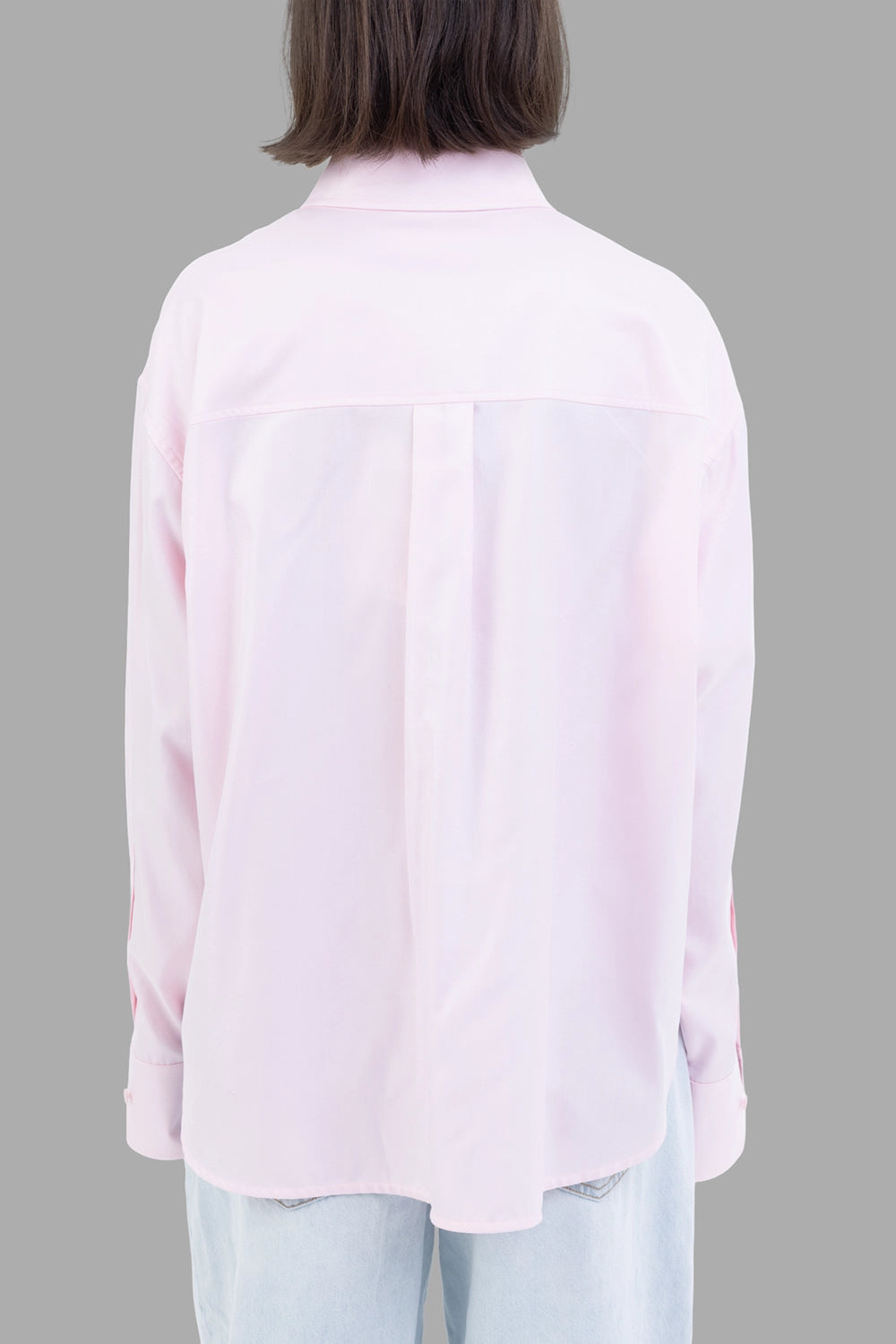 Des Phemmes women's cotton shirt in Quartz RO, back view, yoke with box pleat and curved hem.