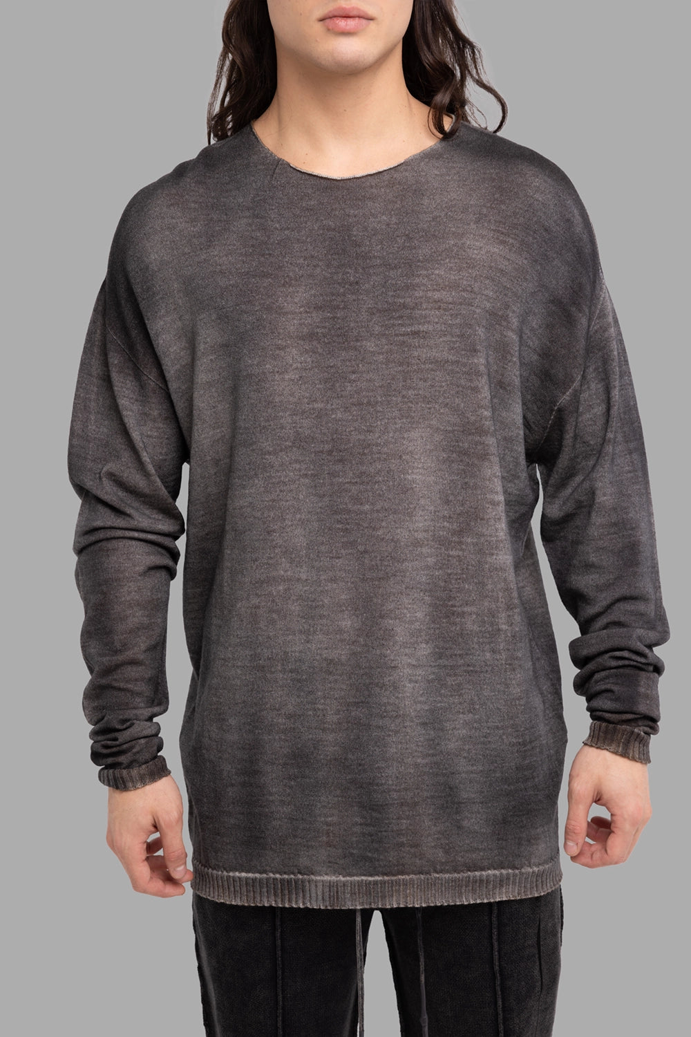 MD75 men’s crewneck sweater in Camel Black, front view, dropped shoulders, rib hem and soft gradient finish.