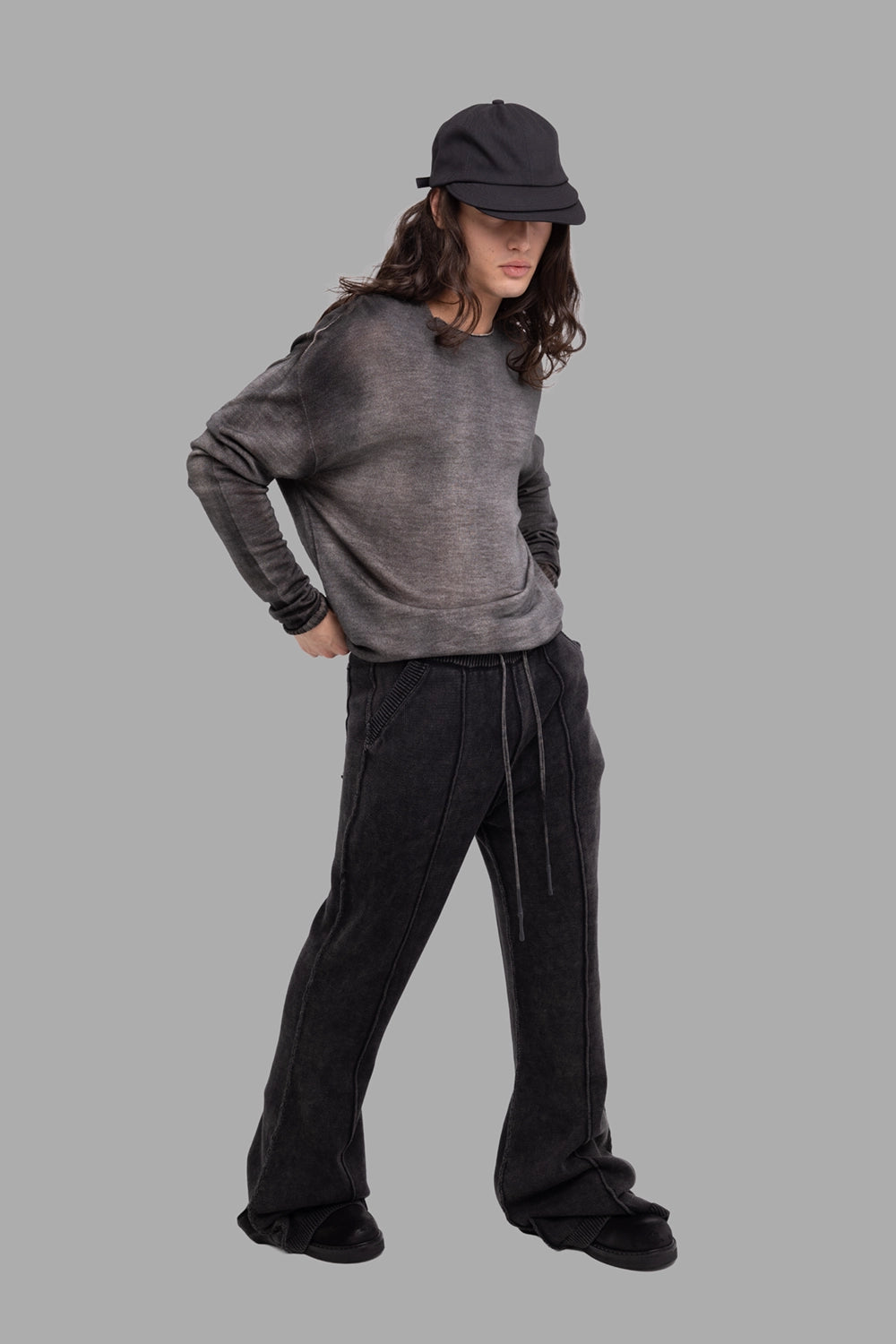 MD75 men’s crewneck sweater in Camel Black, on-model full length, relaxed drape and spray-dyed gradient.