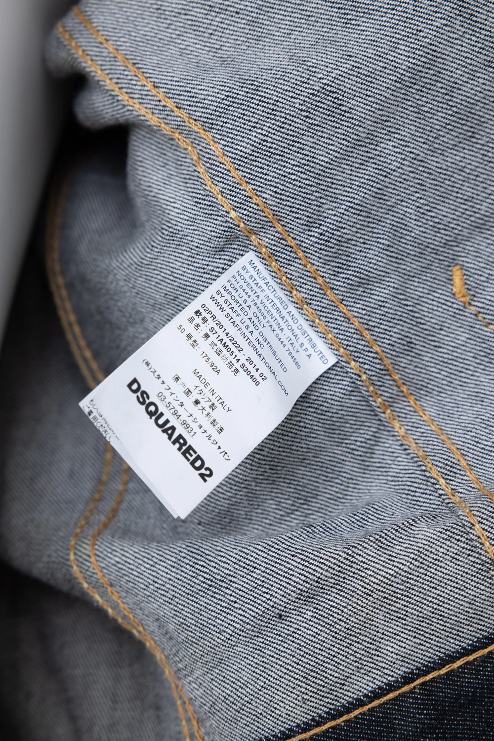 Pre-owned Dsquared2 men's denim jacket in indigo, collar label close-up, size tag