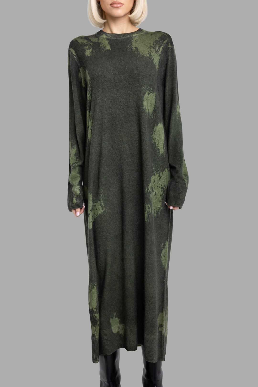Avant Toi women's cashmere knit dress in Brughiera green, front view showing long sleeves and ribbed hem.