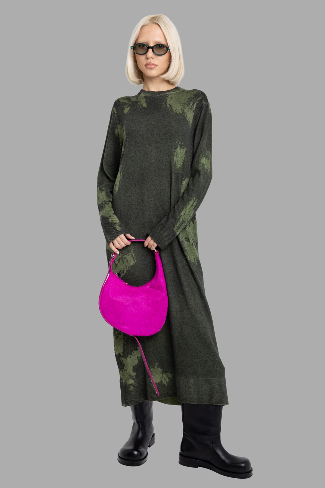 Avant Toi women's cashmere dress in Brughiera green, on-model full-length front view with abstract tonal pattern.