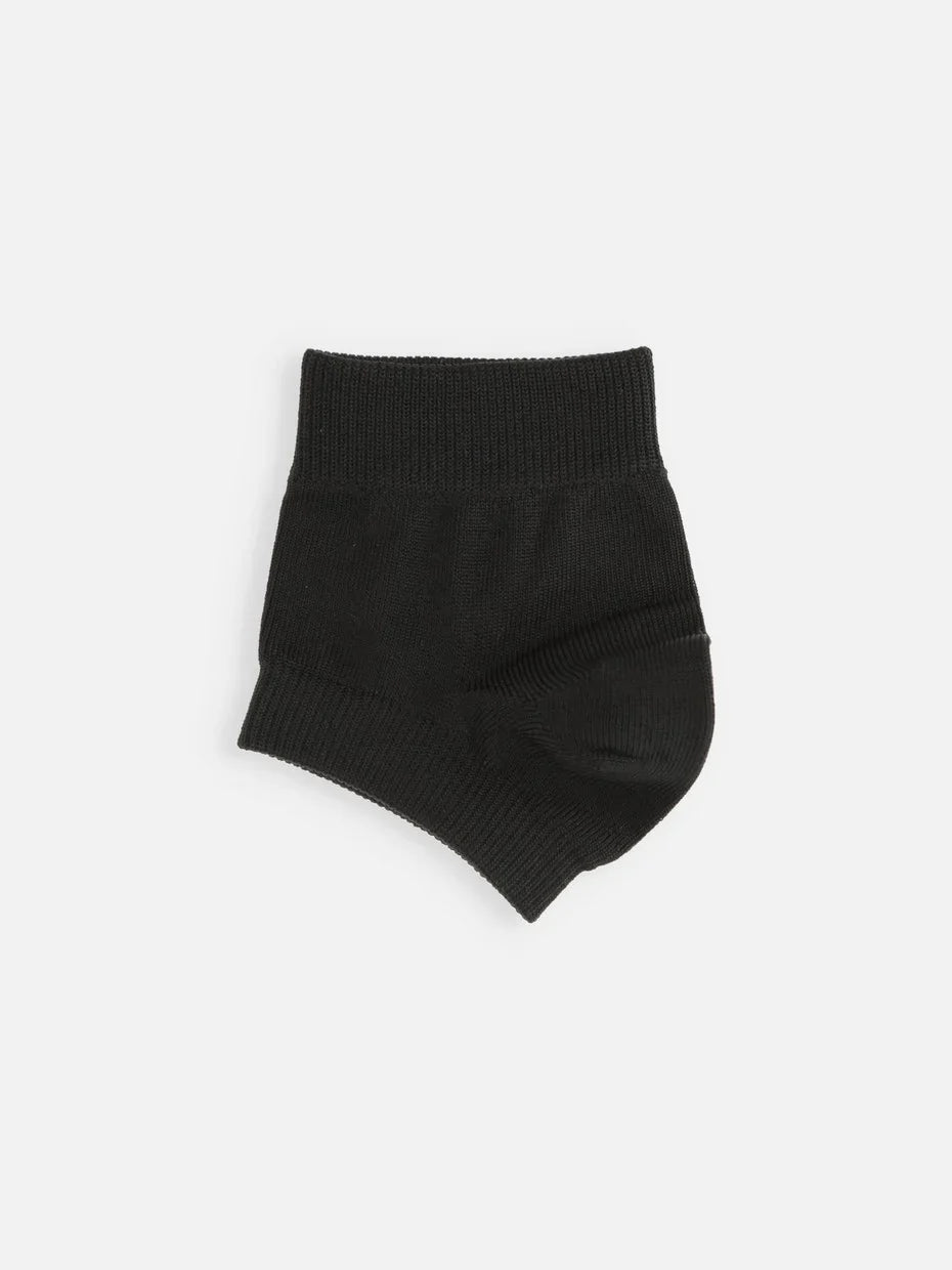 Tabio Dry Heel Socks in black, close-up view, ideal for summer, preventing rubbing from sandals and high heels.