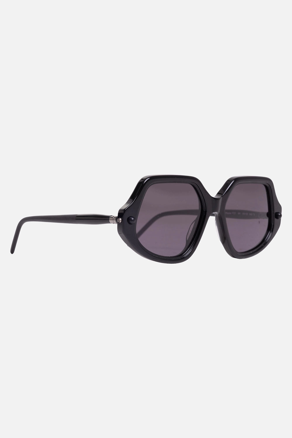 Kuboraum unisex geometric sunglasses in black shine, 3/4 view, wide temples and silver hinge
