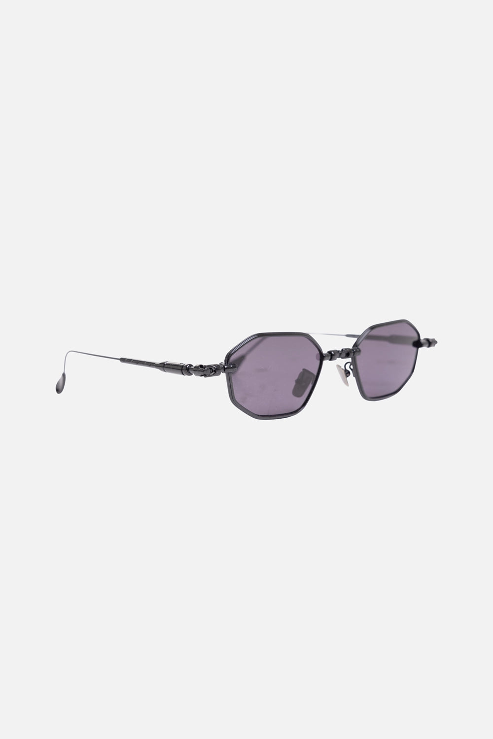 Kuboraum unisex geometric sunglasses in dark gunmetal, 3/4 view, slim temples and grey lenses