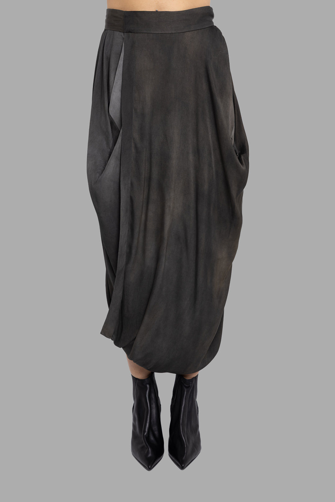 Uma Wang women's dark grey silk Gink draped midi skirt, front view highlighting wide waistband and soft pleats.