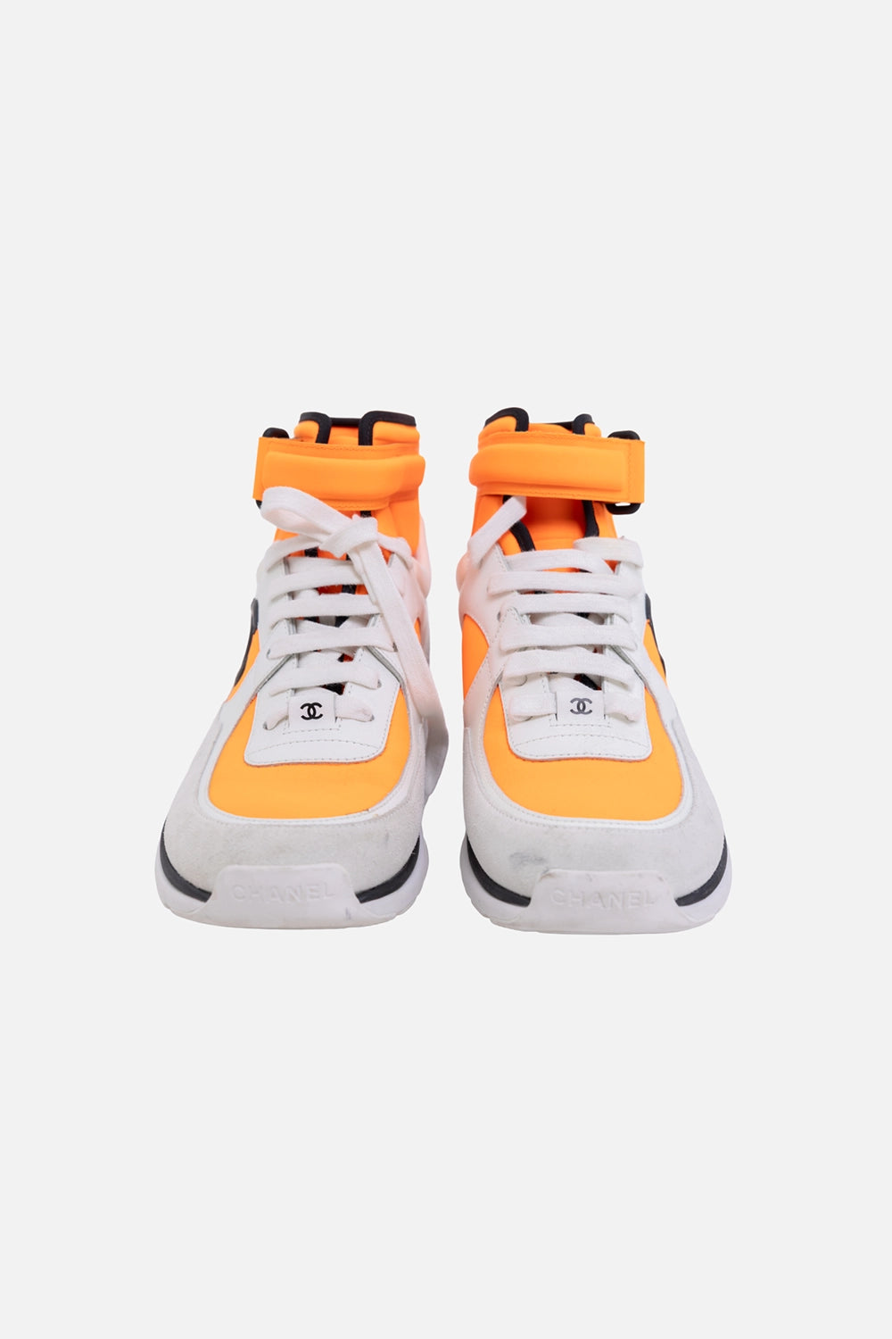 Pre-owned Chanel high-top sneakers in white and orange, front view, lace-up closure and CC logo on tongue