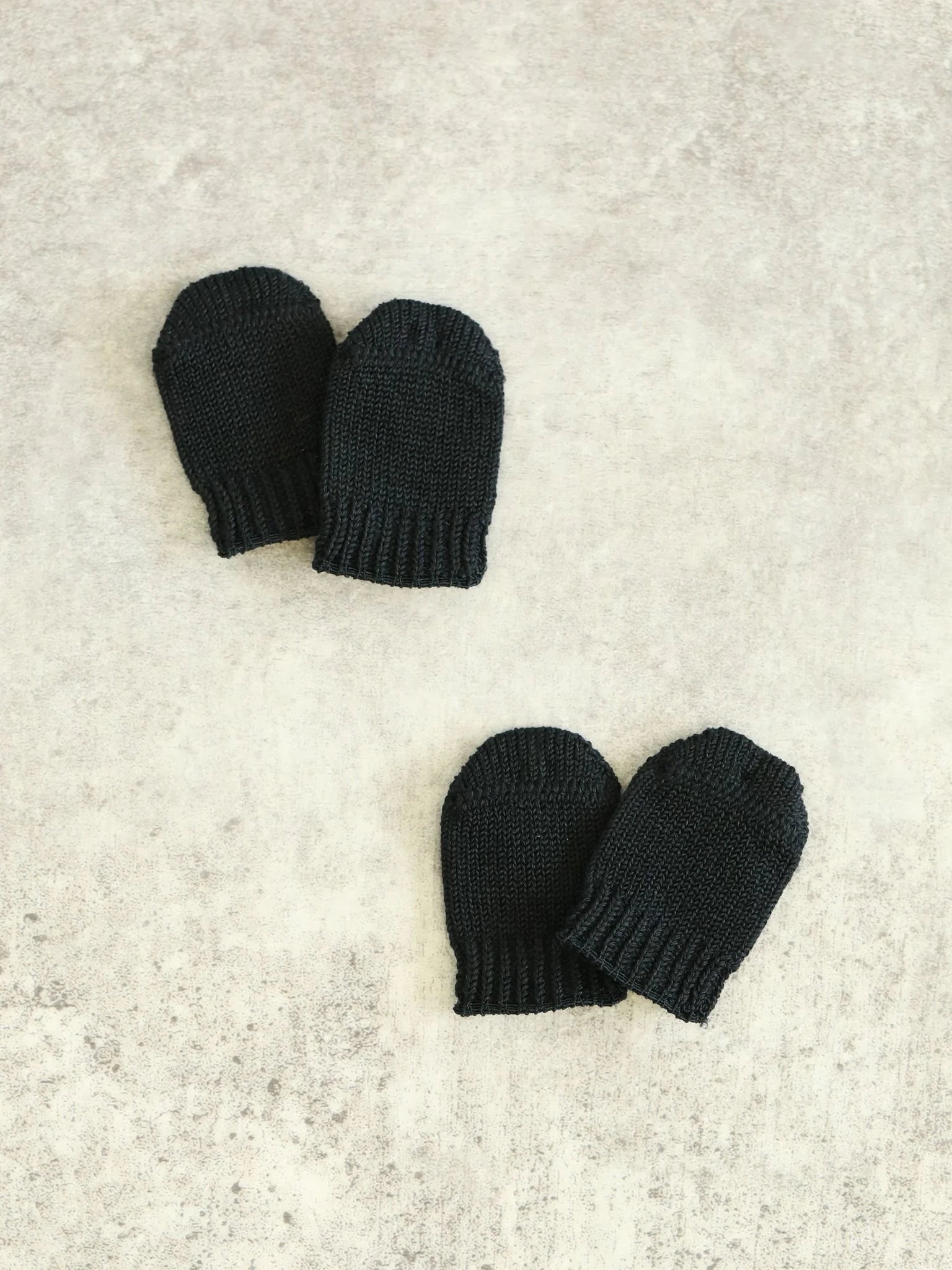 Tabio Toe Cap thumb bags, set of 4, black, close-up view on textured surface, cotton blend for nail protection.