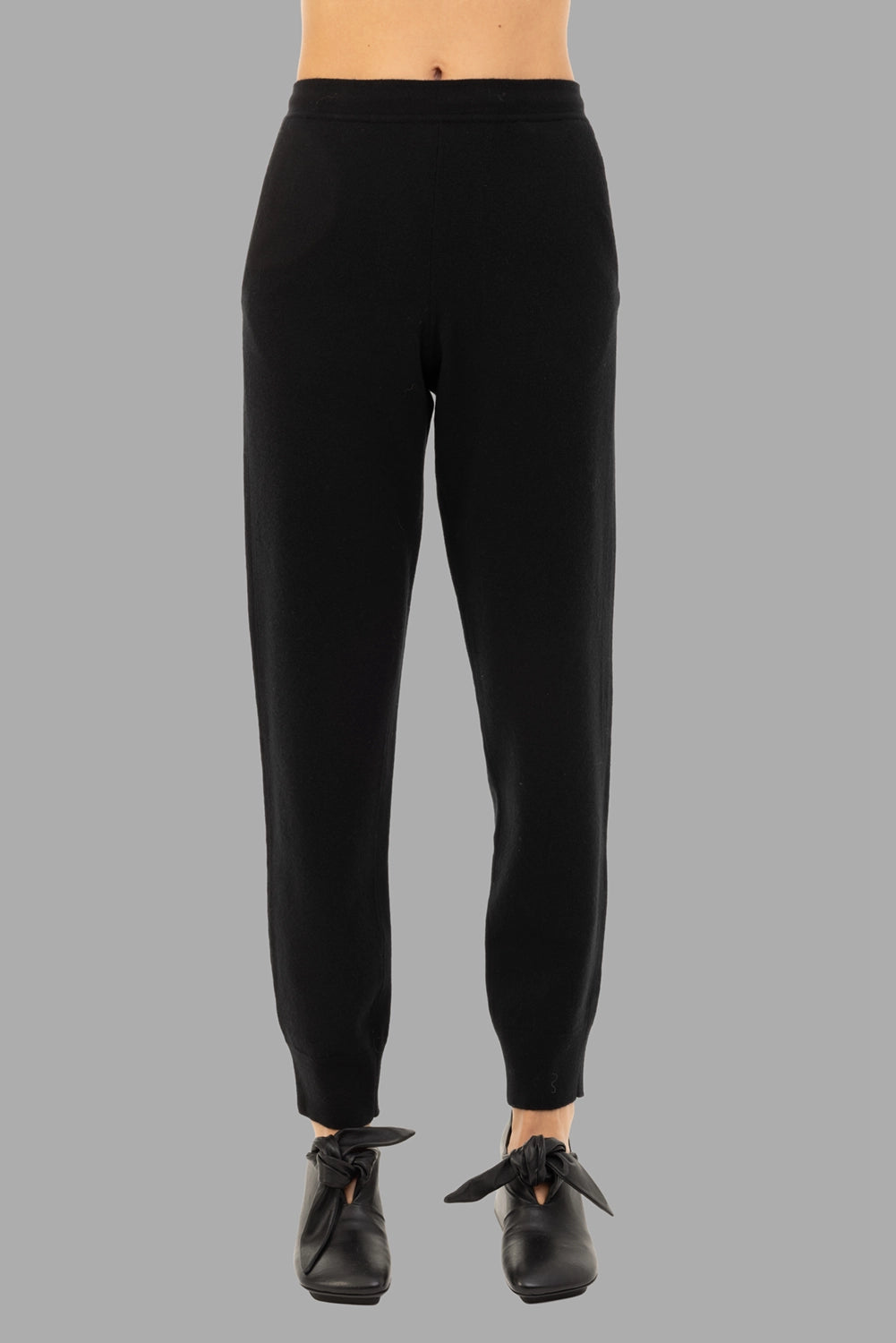 GentryPortofino women's knit trousers in Nero, front view, clean elasticated waist and slim-tapered ankle.