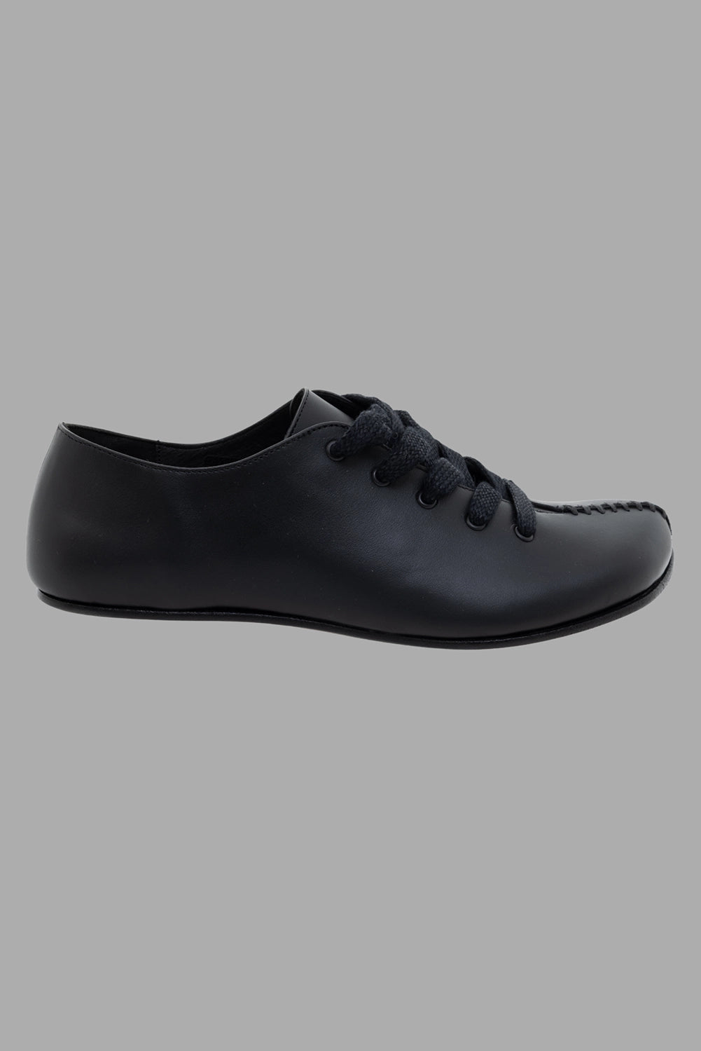 Phileo unisex lace-up shoes in black, side view, smooth matte leather upper with low profile